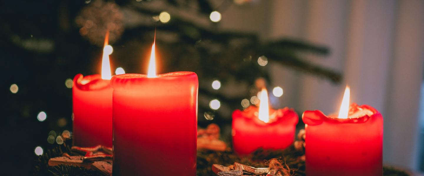 Punaisia kynttilöitä ja joulukoristeita