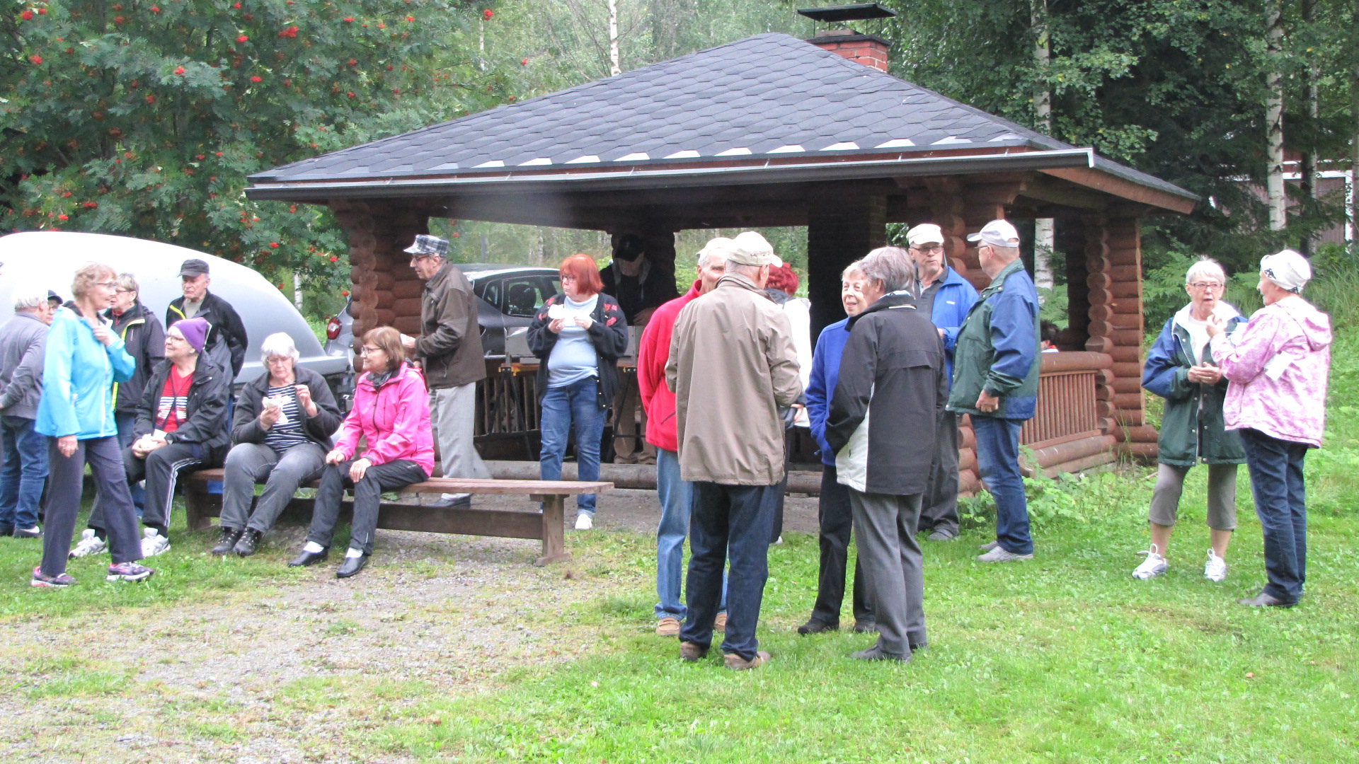 ihmisiä Lepaanrannassa