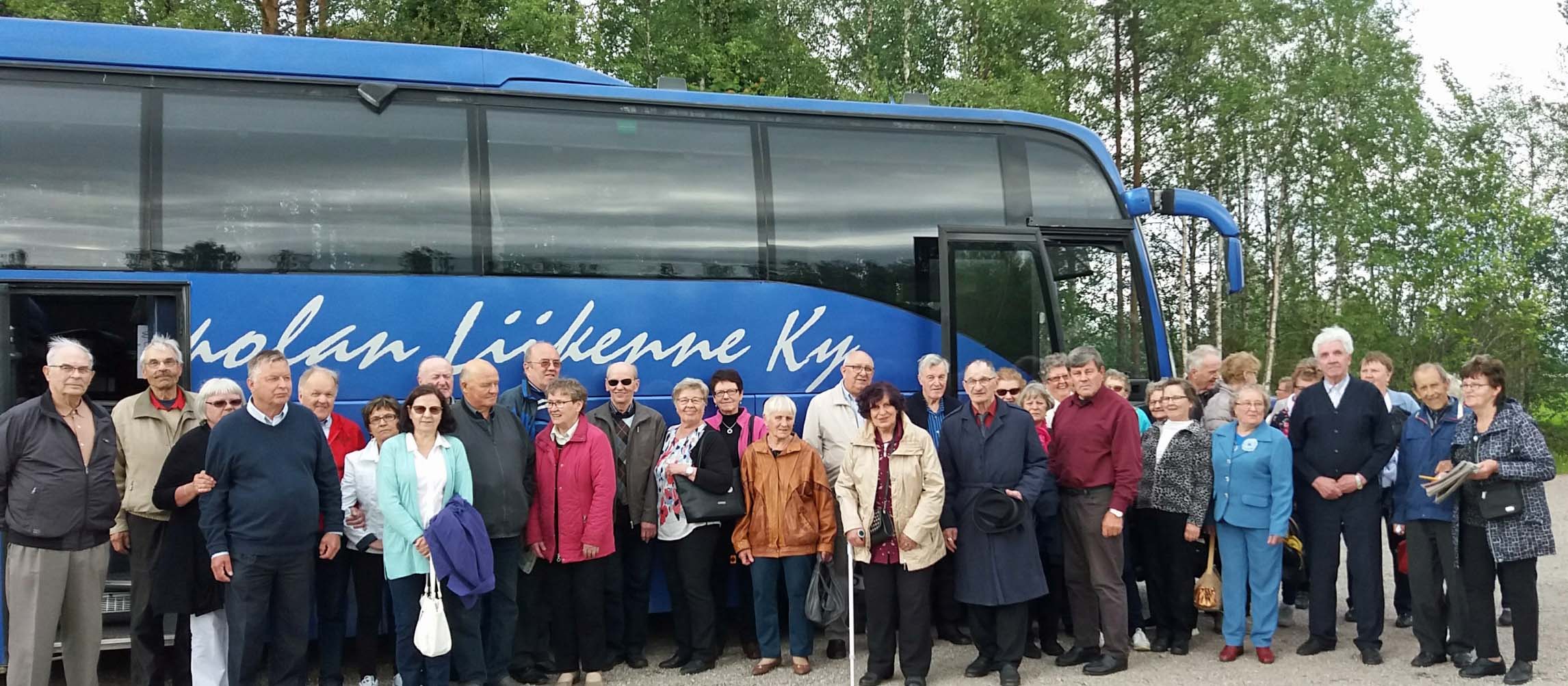 Väkeä lähdössä teatterimatkalle