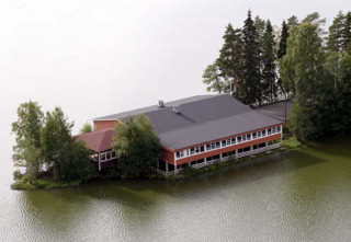 Tanssilava järven rannalla