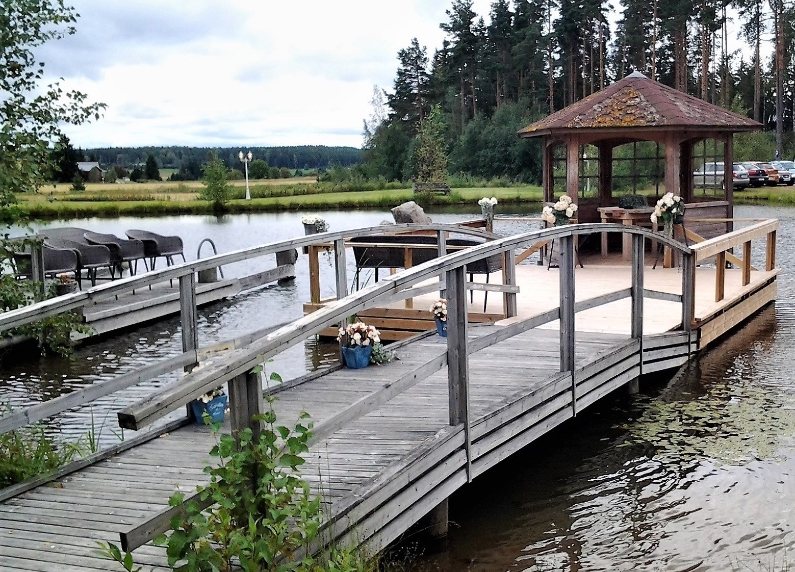 Huvimaja Karhulammen rannassa