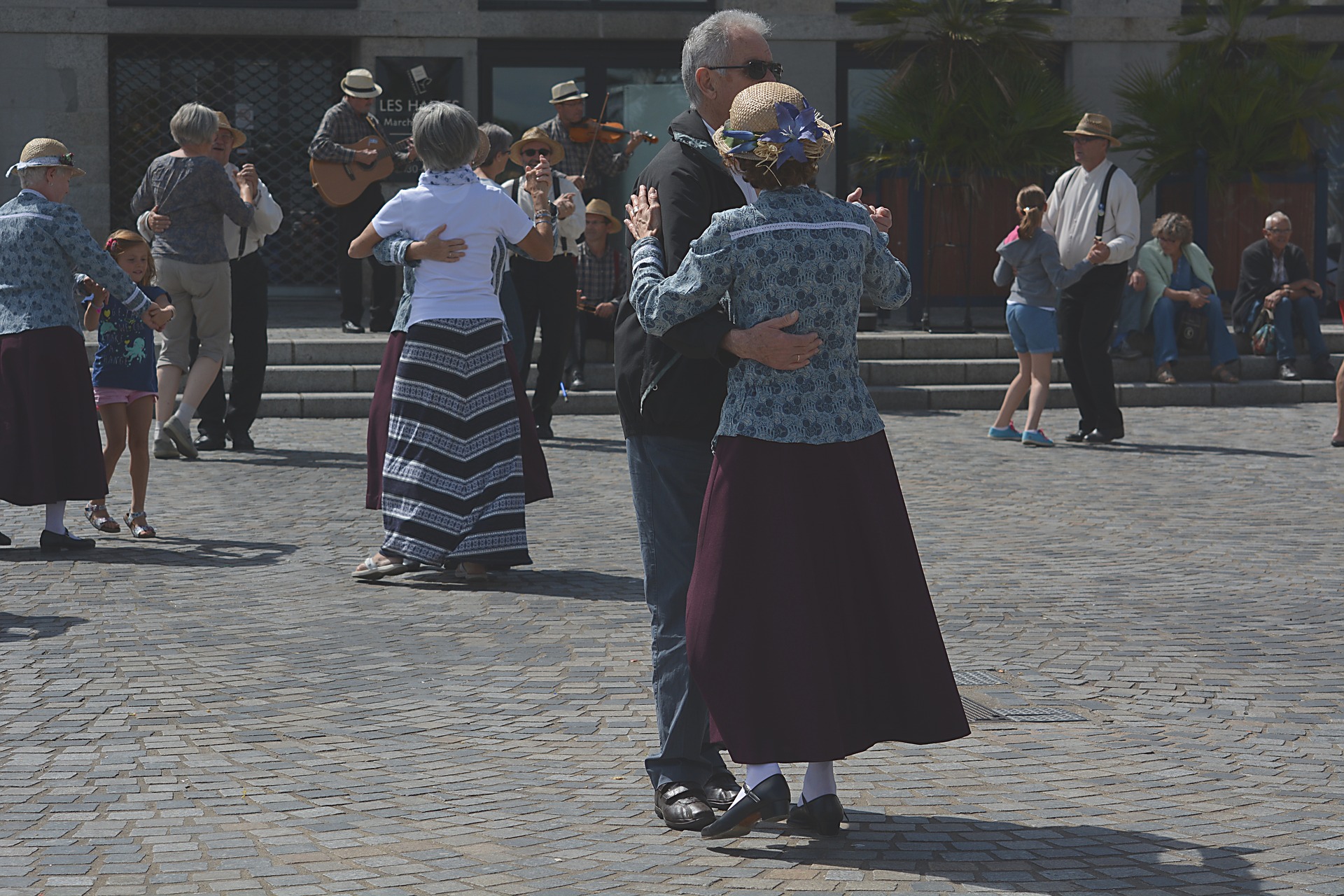 Tanssivia pareja ulkona