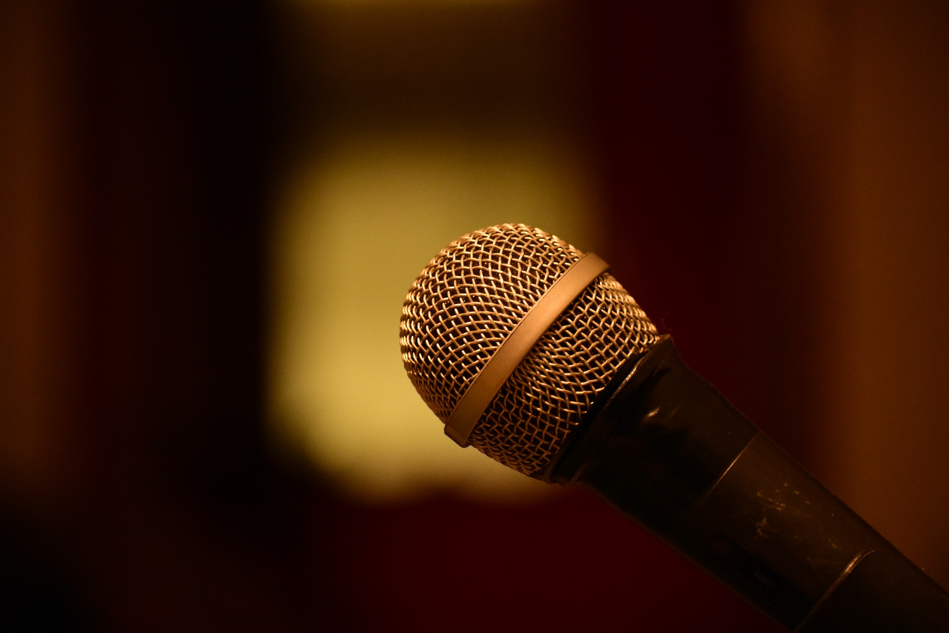 Karaokemikrofoni kultainen