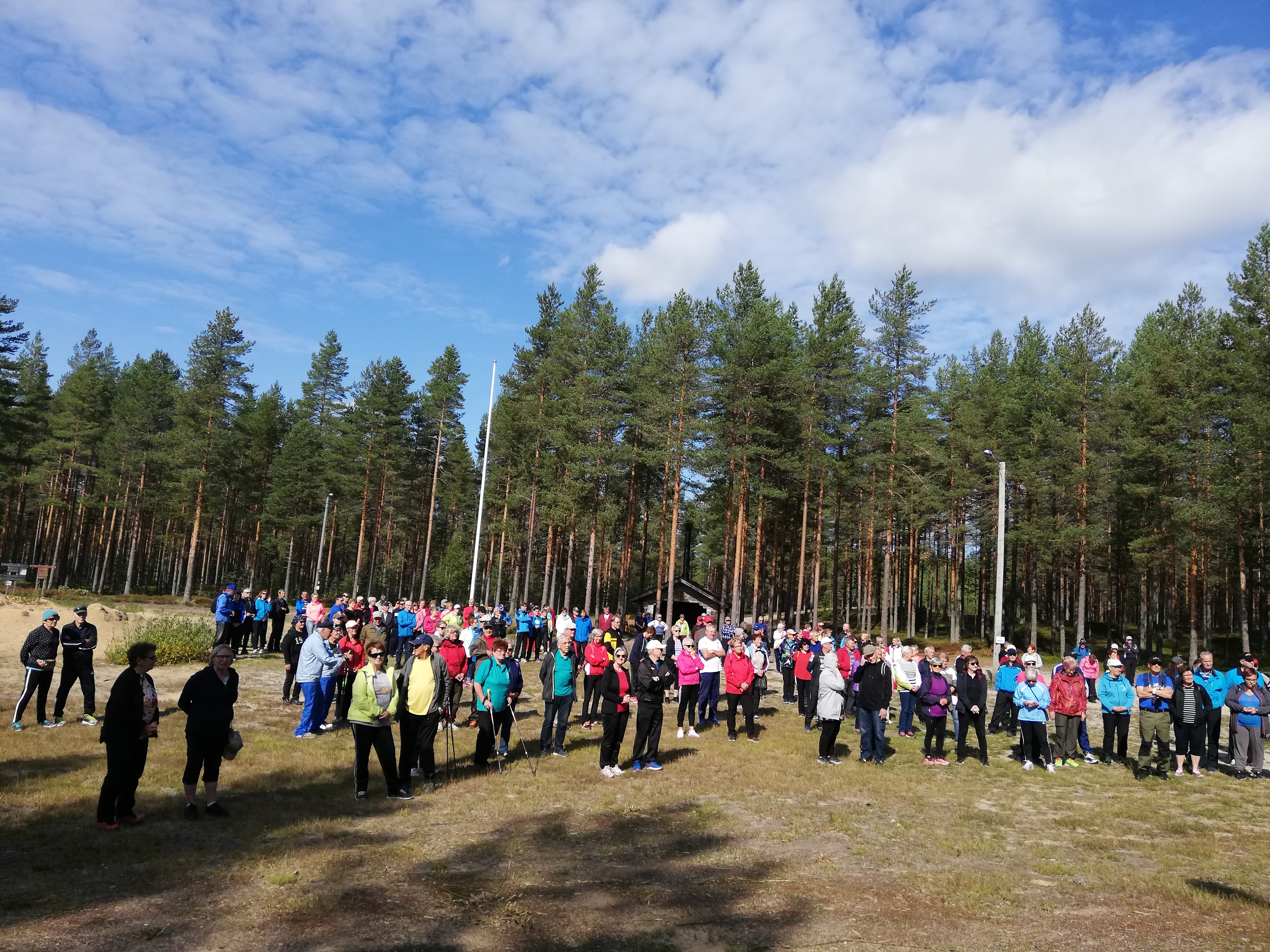 luontoliikuntapäivän osallistujia odottamassa alkujumppaa