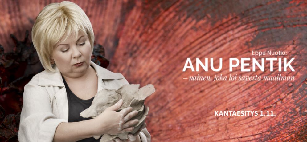 Kuvassa Anu Pentik valamassa savea
