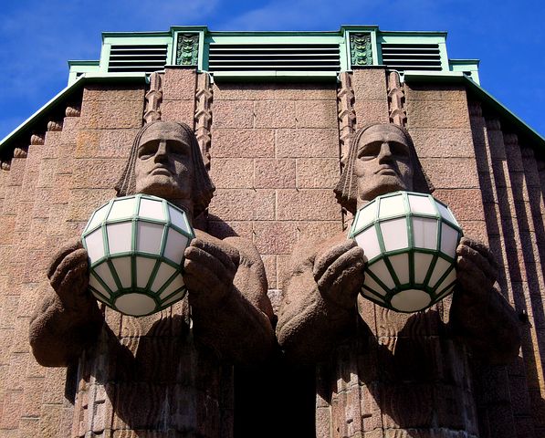 Miehen patsaat Helsingin rautatieasemarakennuksen kyljessä