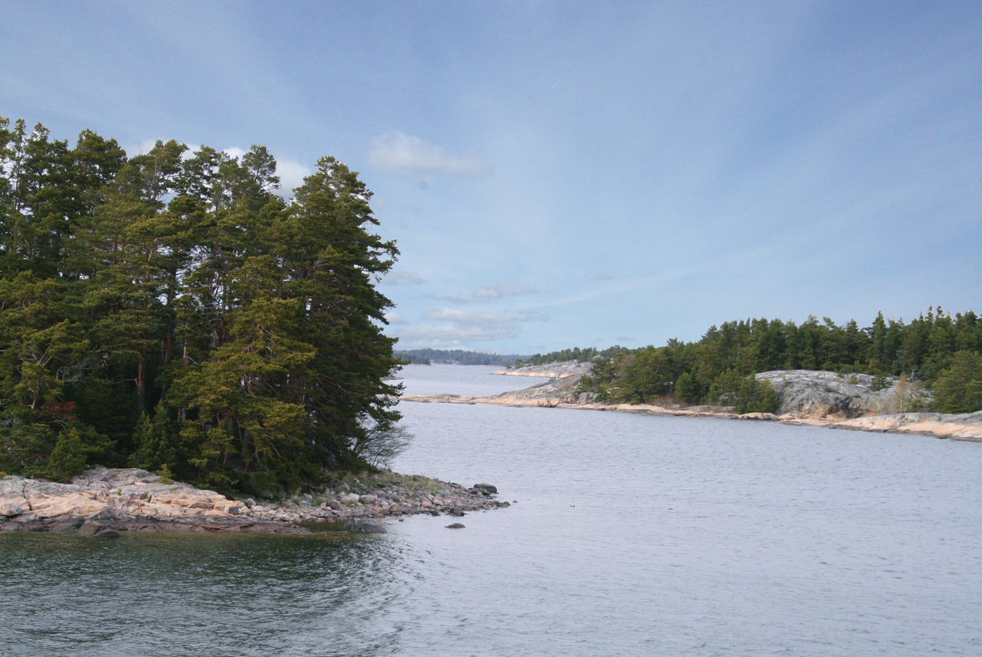 Saaristomeren kallioisia saaria ja luotoja meren sylissä Särkisalossa