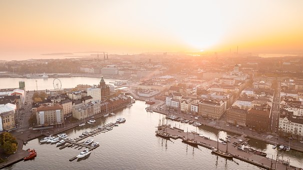 Kaupunkikuva Helsingistä meren rannalta