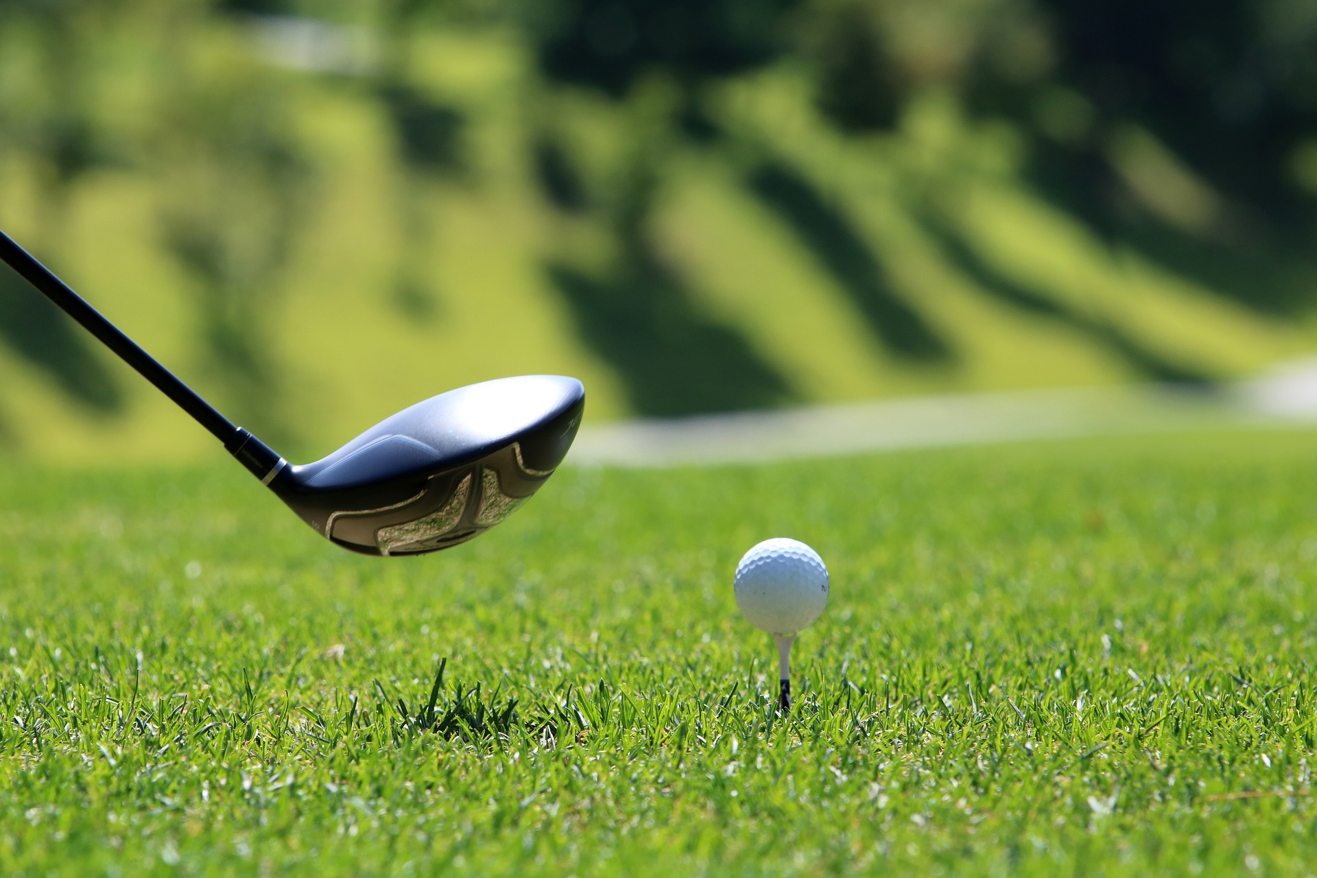 Golfmaila ja pallo