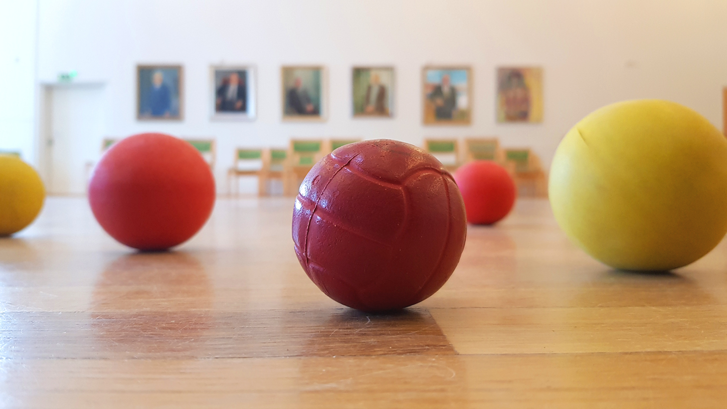 Boccia-palloja juhlasalin lattialla Lehmirannassa Salossa