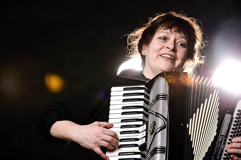 Tyttö pianohaitarin kera
