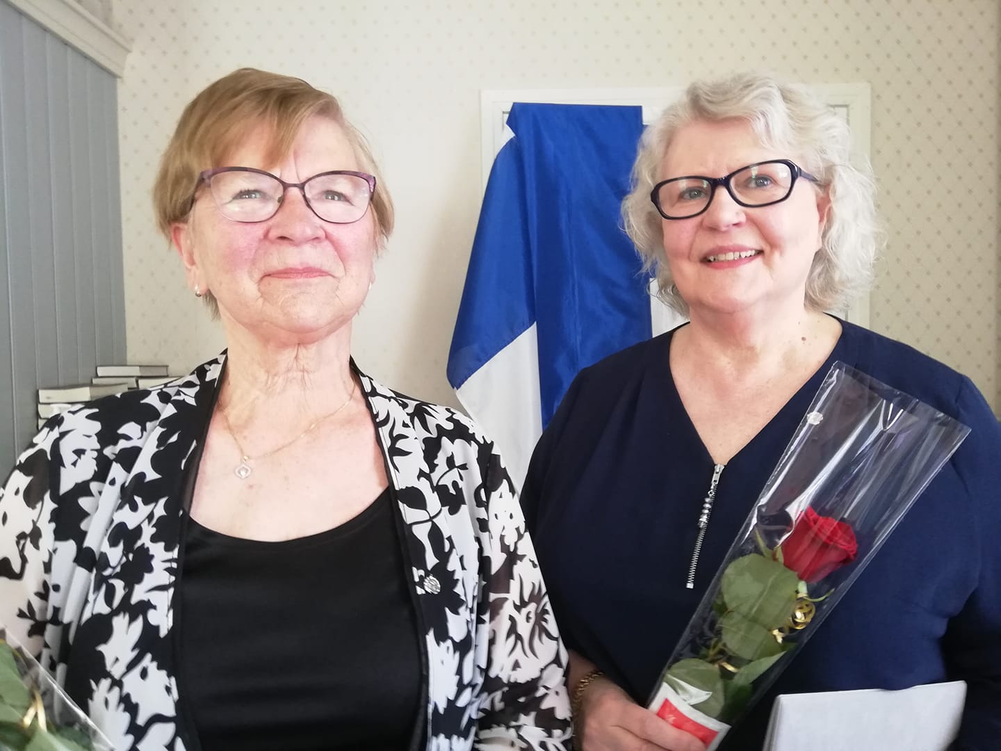Kaarina Väänänen (vas.) ja Hilkka Patja vastaanottivat Eläkeliiton hopeiset ansiomerkit yhdistyksen kevätkokouksessa 11.5.2021.