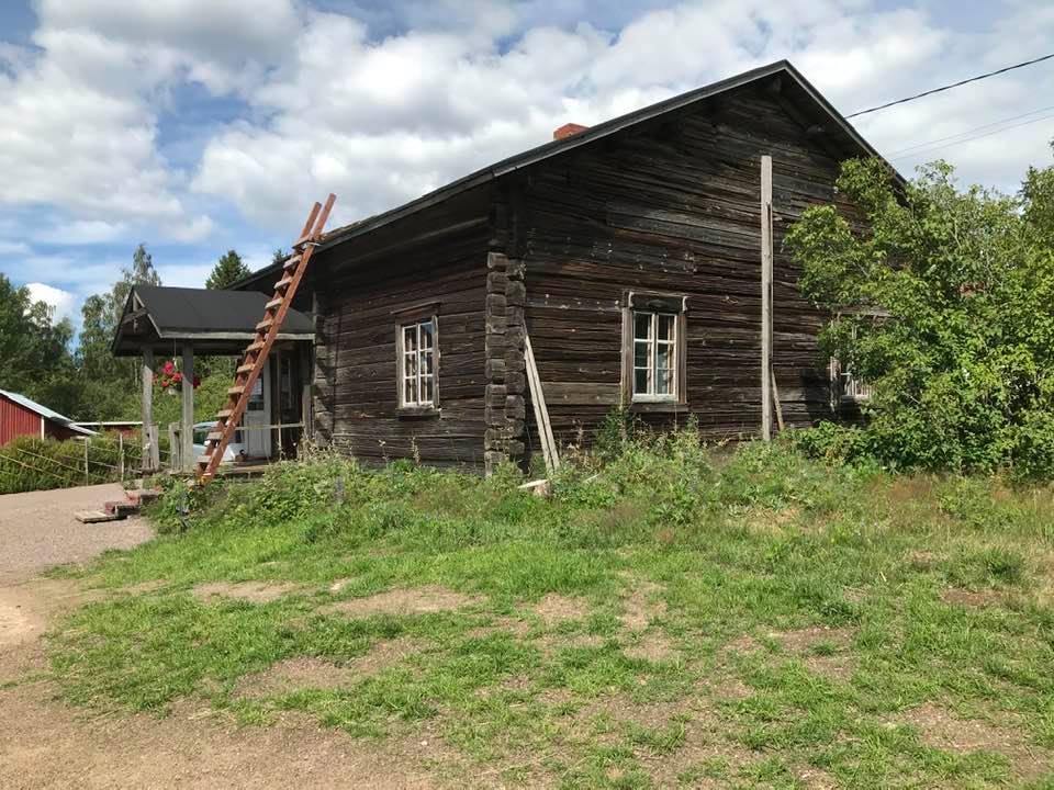 vihreä nurmikko ja museorakennus