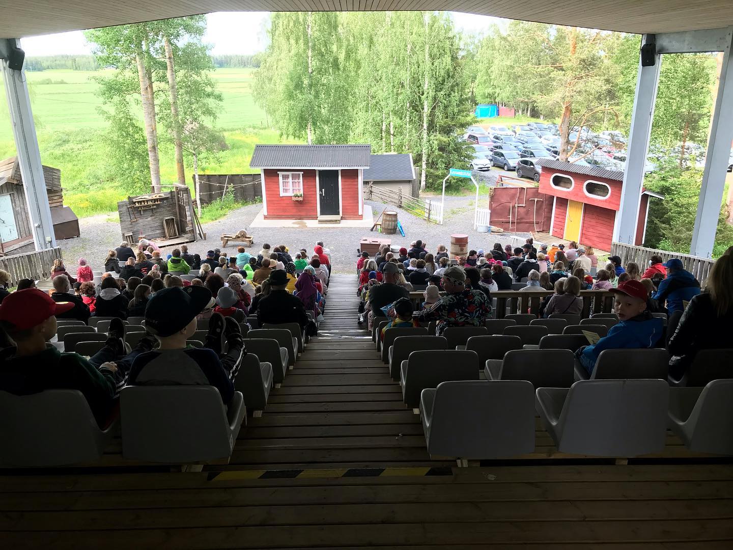 Yleisöä Jyrkän kesäteatterissa