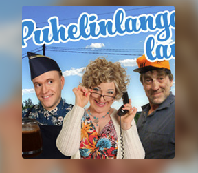 Nainen kädessään vanhan puhelimen luuri kahden miehen seurassa