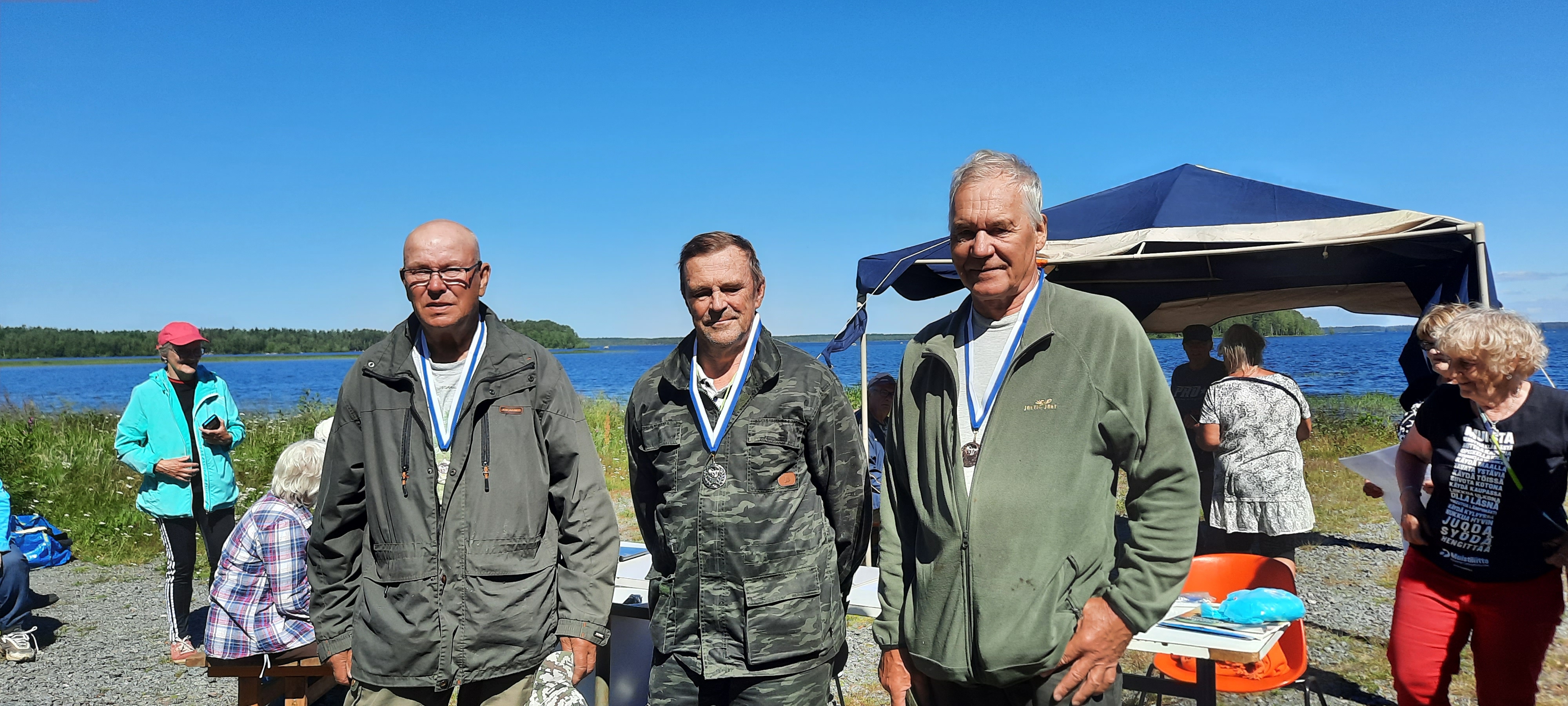 Kultamitalisti Pertti Hannonen Toholammilta vasemmalla, hopeaa Matti Viiperille Kaustiselta keskellä ja pronssimitalisti Tuomo Karppi Kannuksesta oikealla.