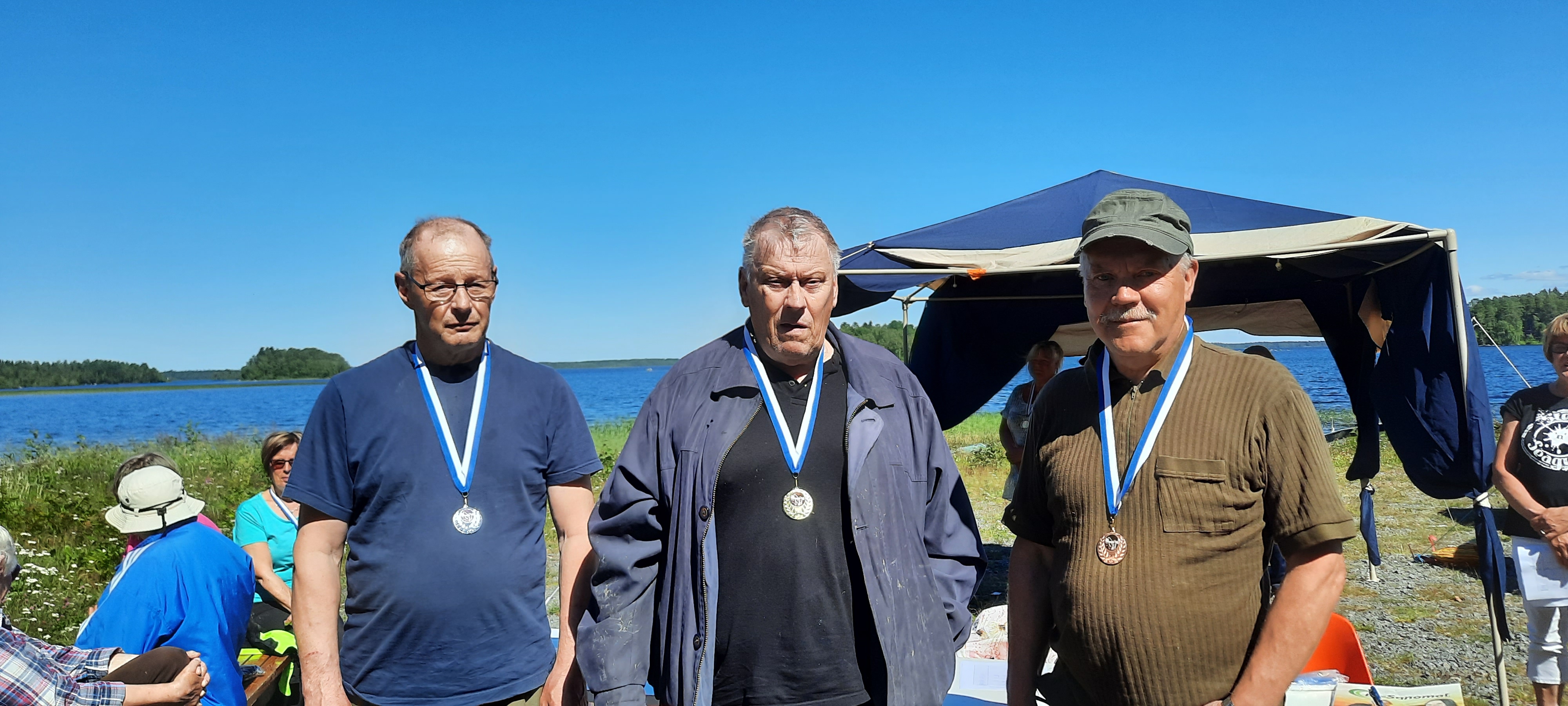 Kultaa Jari Kuorikoskelle Kaustiselta (keskellä), hopeaa Vesa Polso Veteli (vasemmalla) j pronssimitalisti Seppo Lamminen Kokkolasta oikealla.