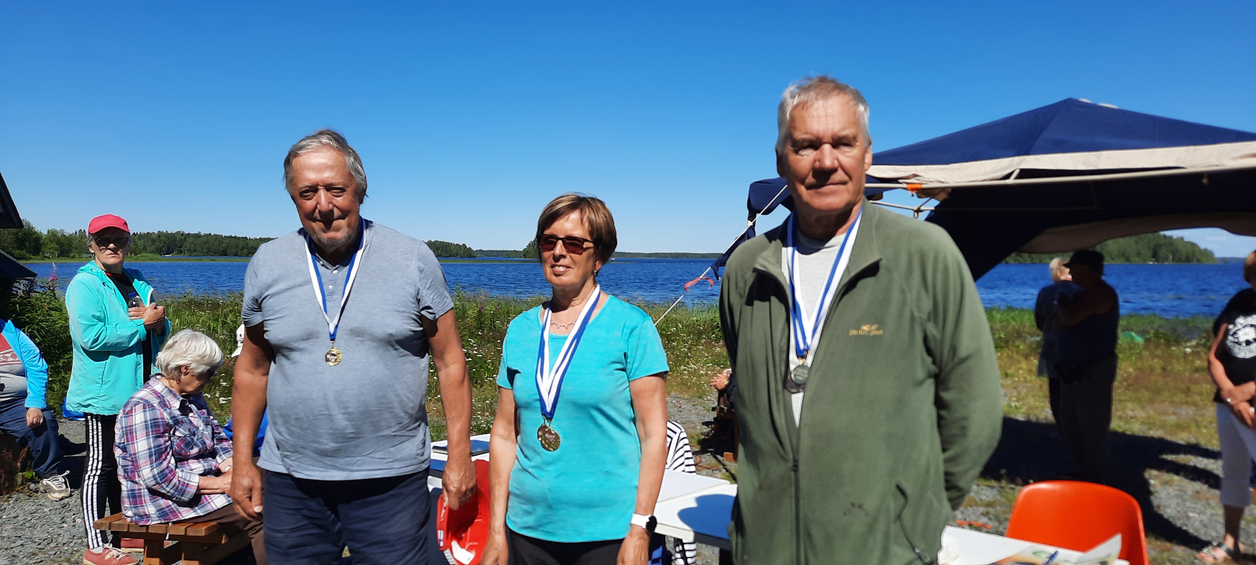 Kultajoukkueeseen nousivat Tuomo Karppi (vasemmalla) Helena Lamu keskellä, Paavo Mansikkamäki (puuttuu kuvasta) ja Jouni Joki-Tokola (vasemmalla)