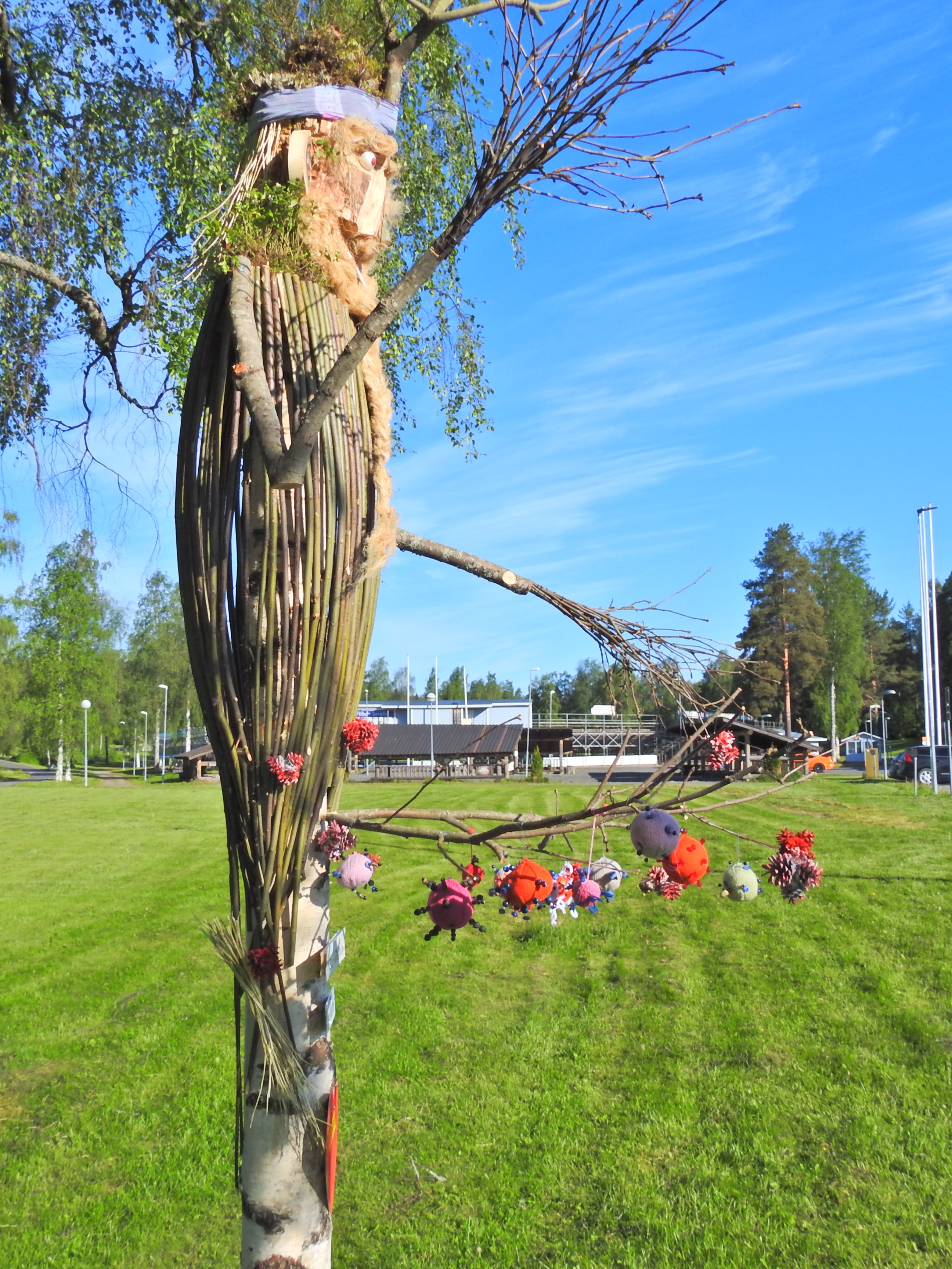 Juvan koronapelätin karkottaa koronaa ja houkuttaa tutustumaan Hiihtäjäntiellä!