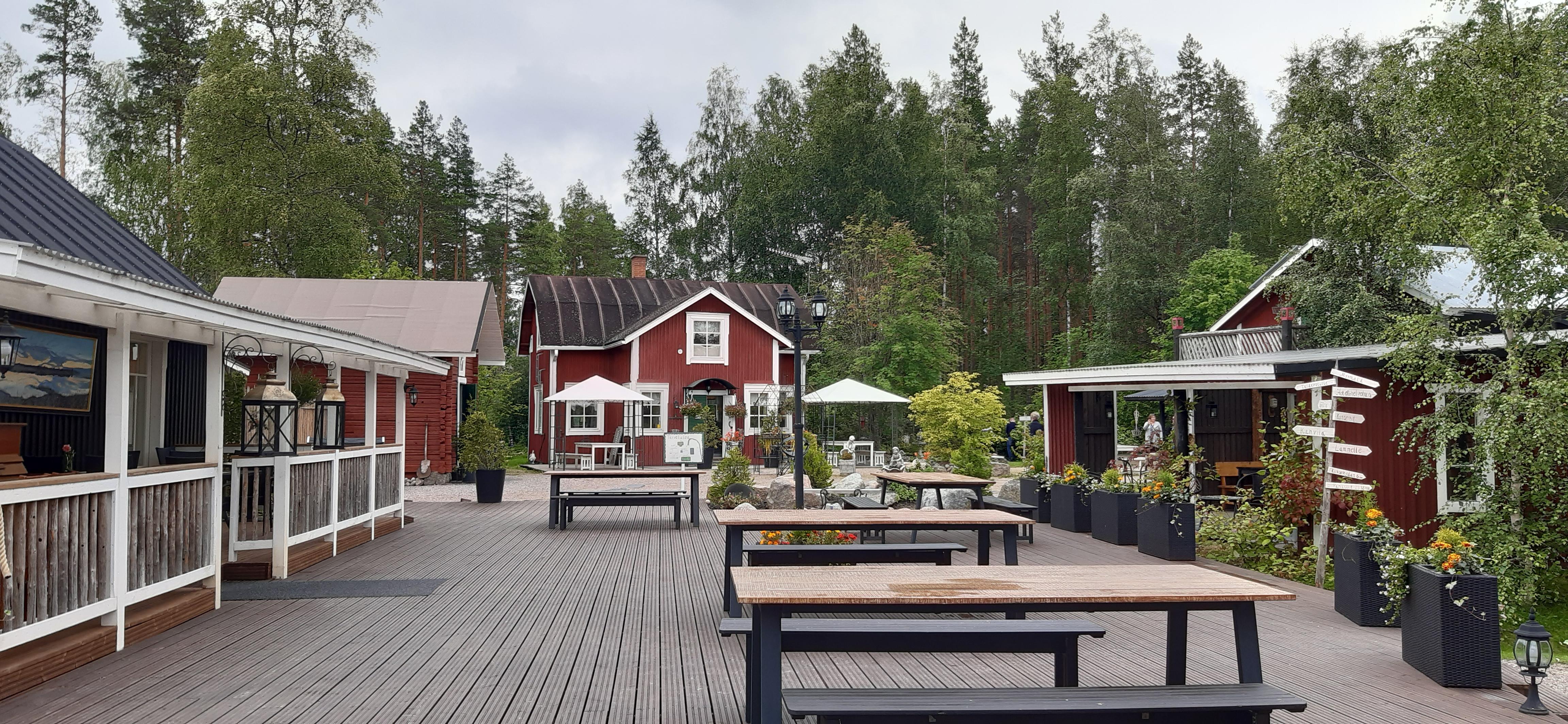 Annen Taidekahvilan pihapiiriä Karvilla