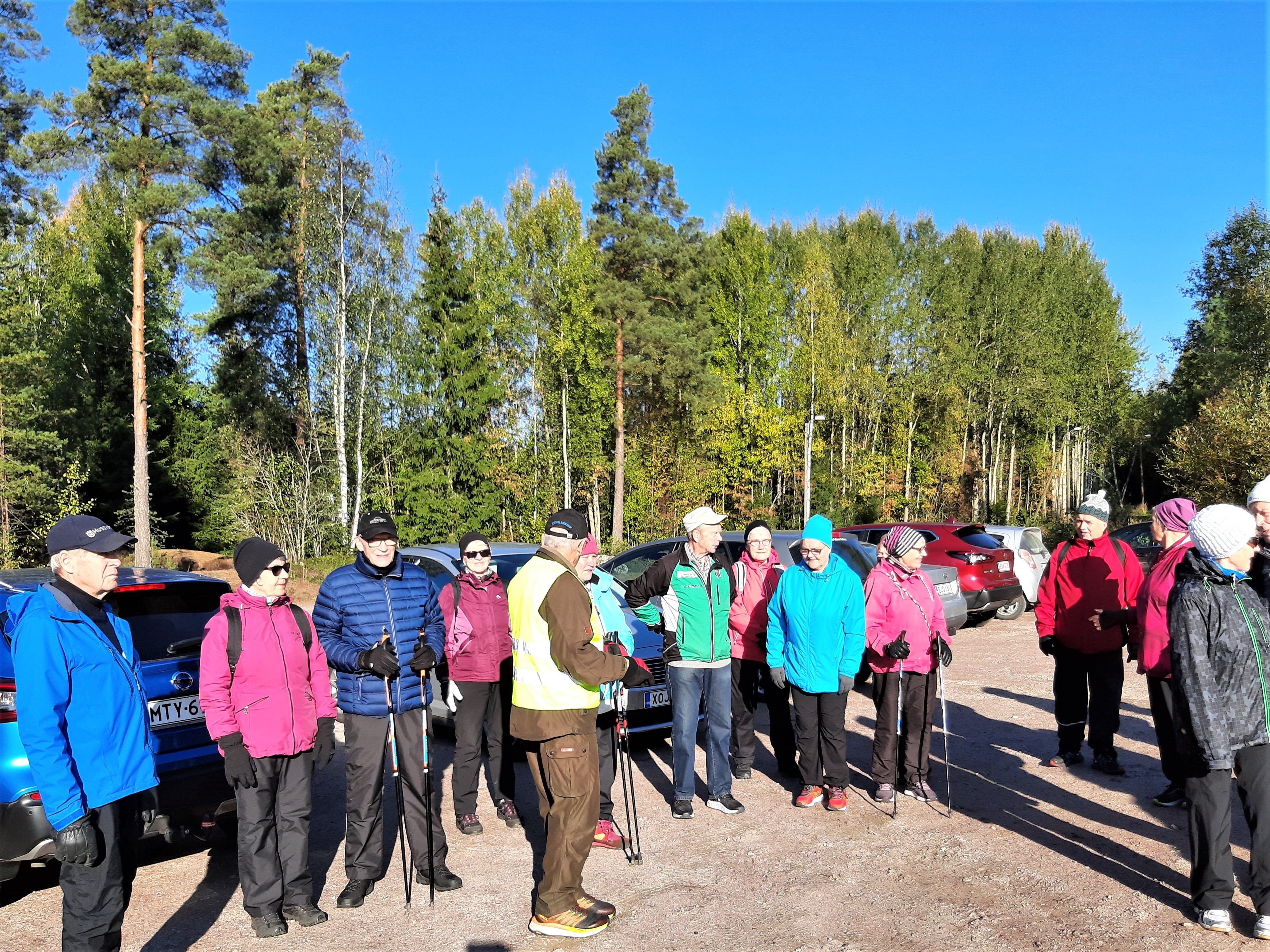 Liikuntapäivän osallistujat lähdössä