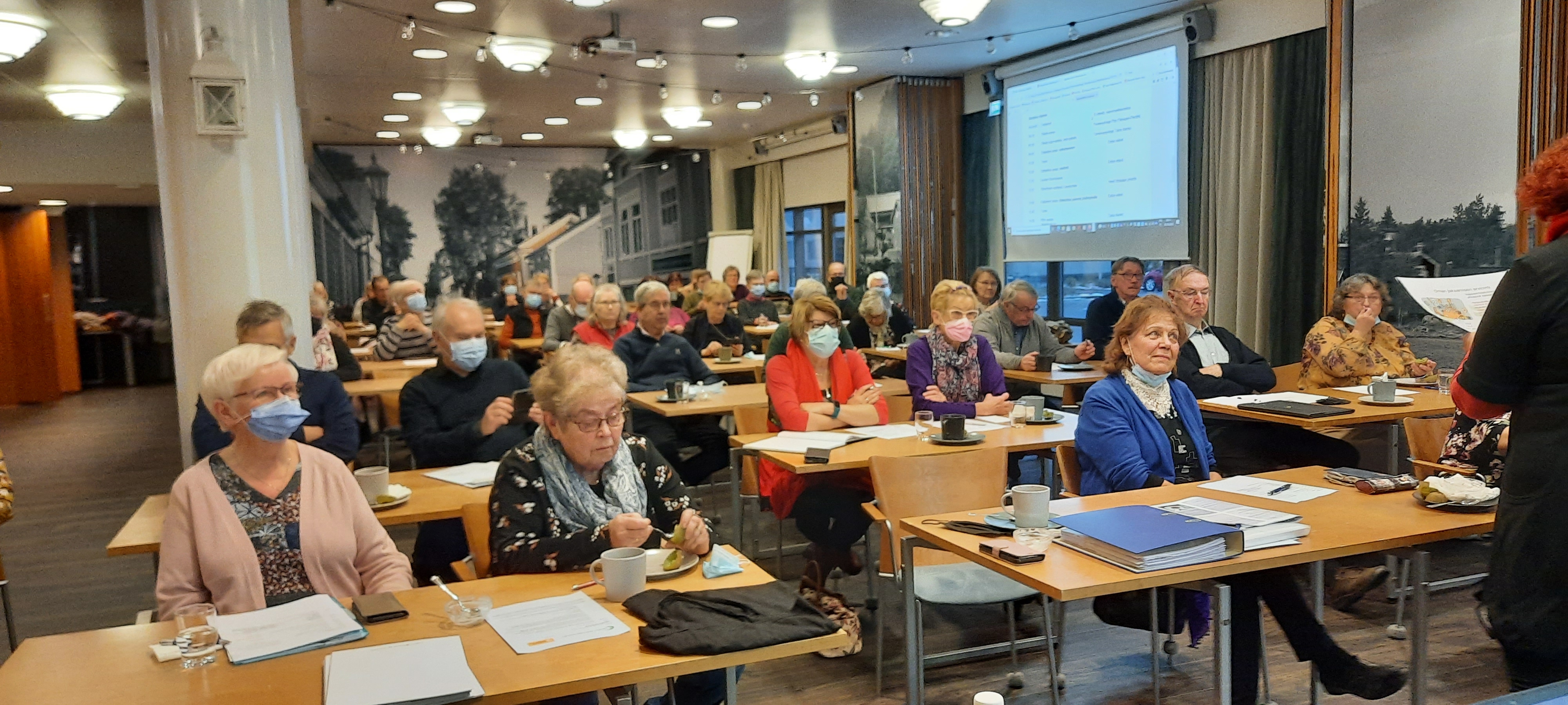 Ihmisiä kokouksessa