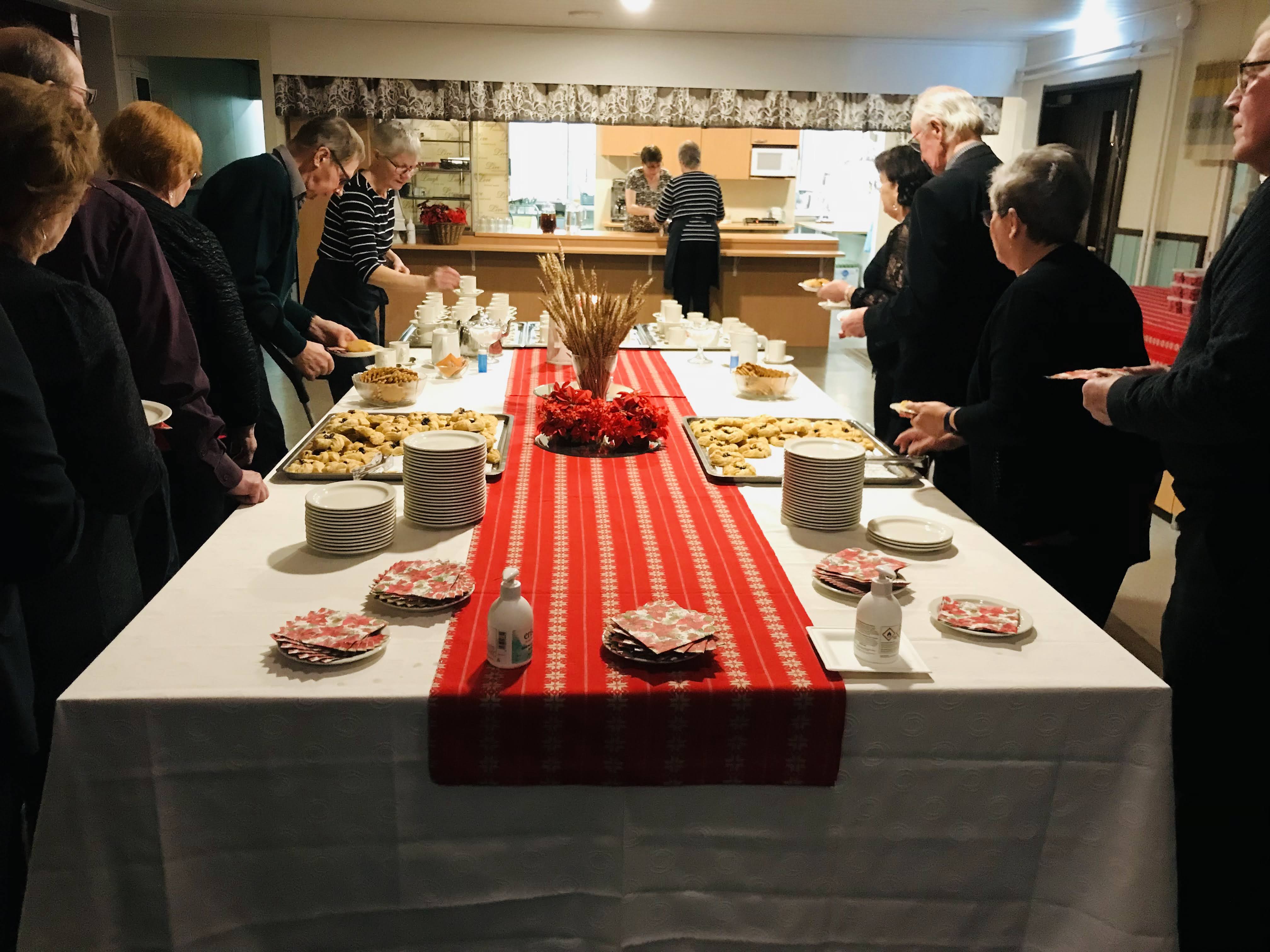 Pikkujoulupöytä torttuineen