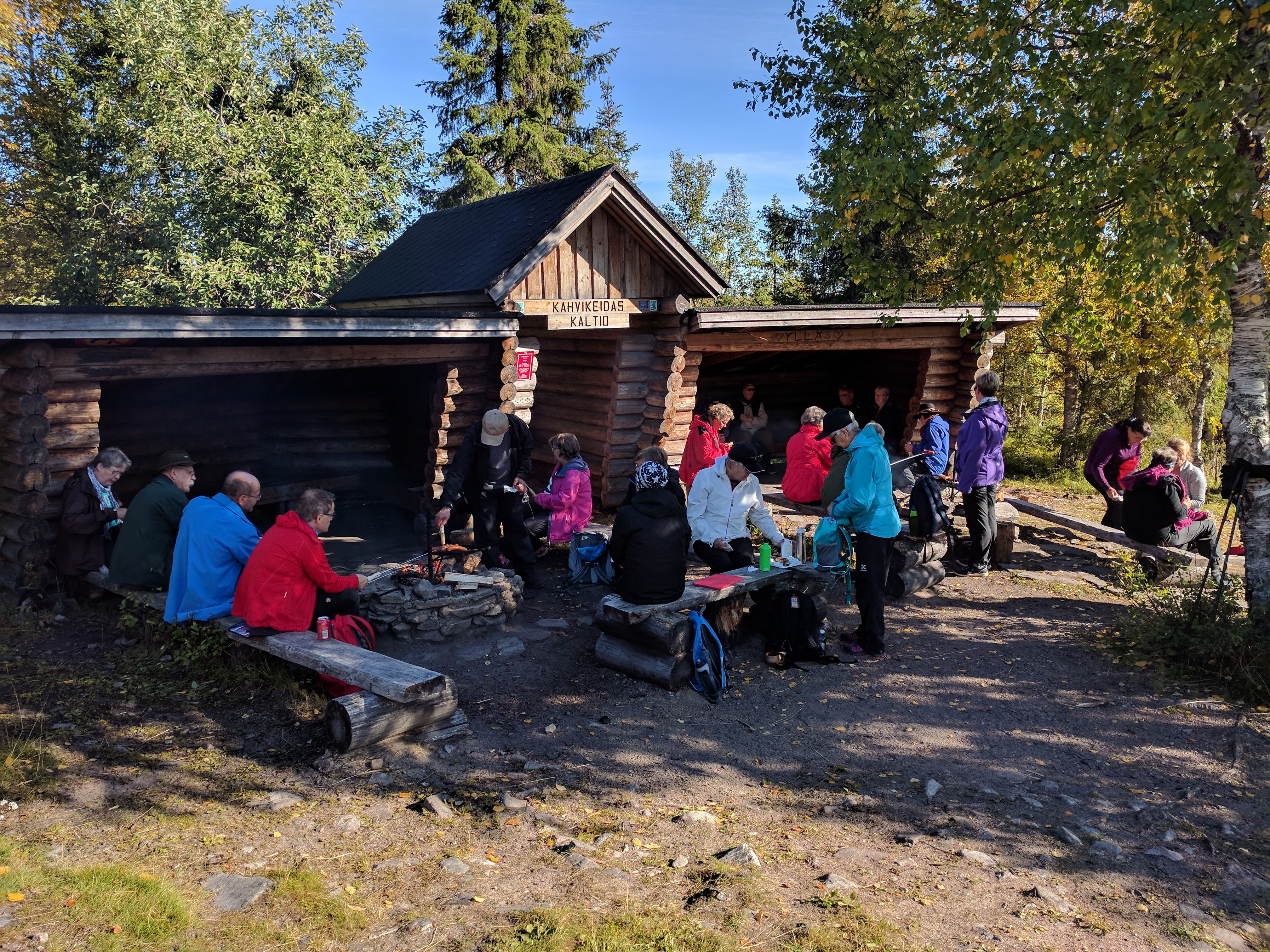 Ihmisiä laavun tulilla