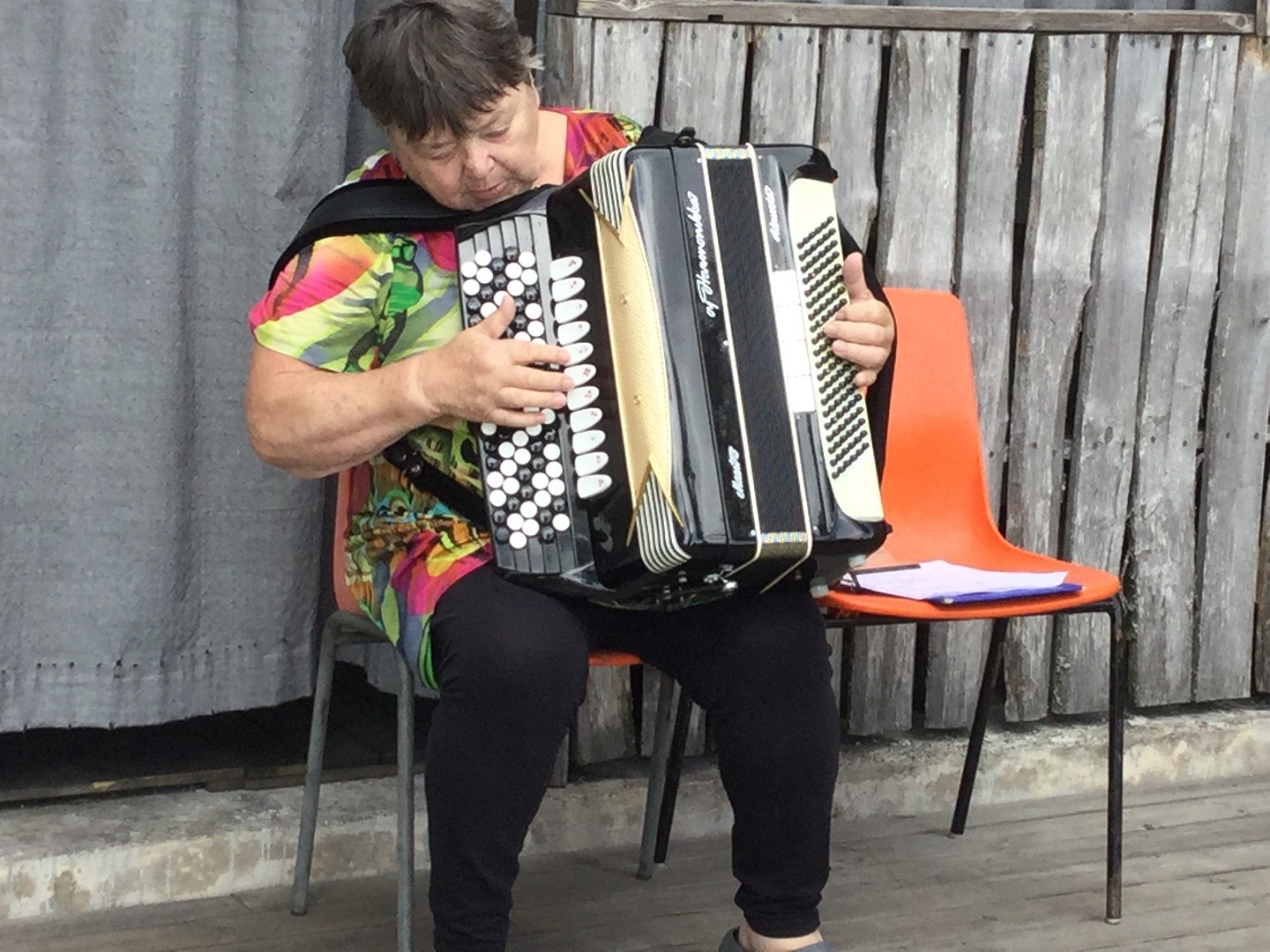 Nainen soittaa harmonikkaa