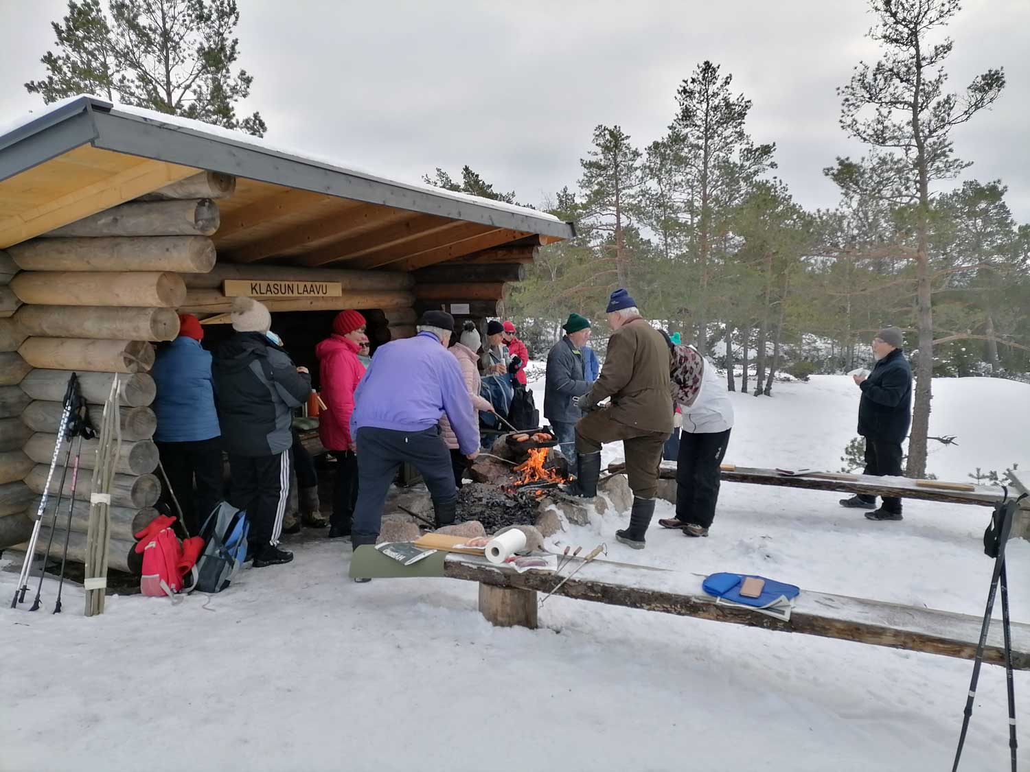 Klasun laavulla makkaran paistoa