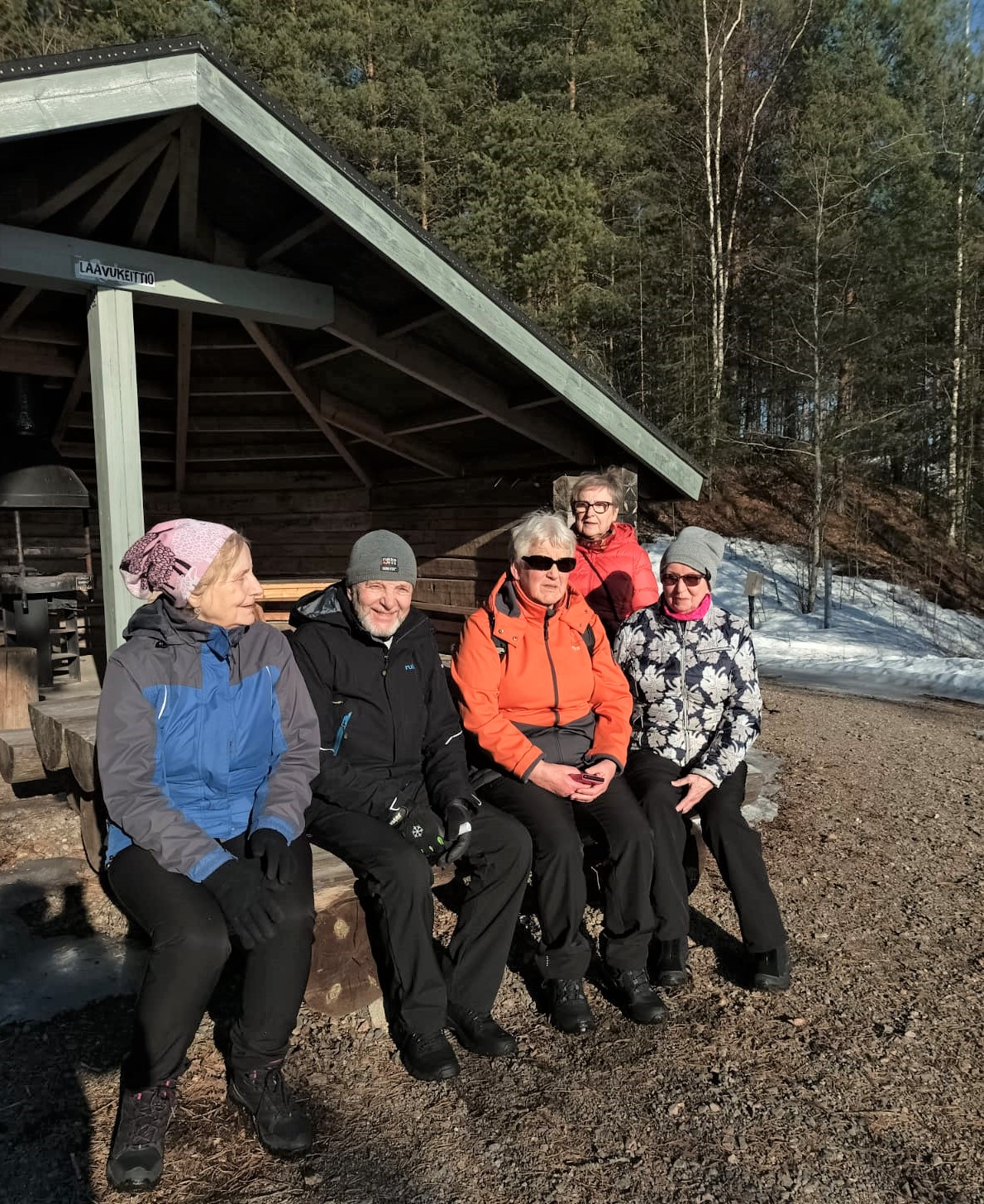 Kotalaavulla Riitta-Liisa, Jukkja, Helena, Merja ja Riitta.