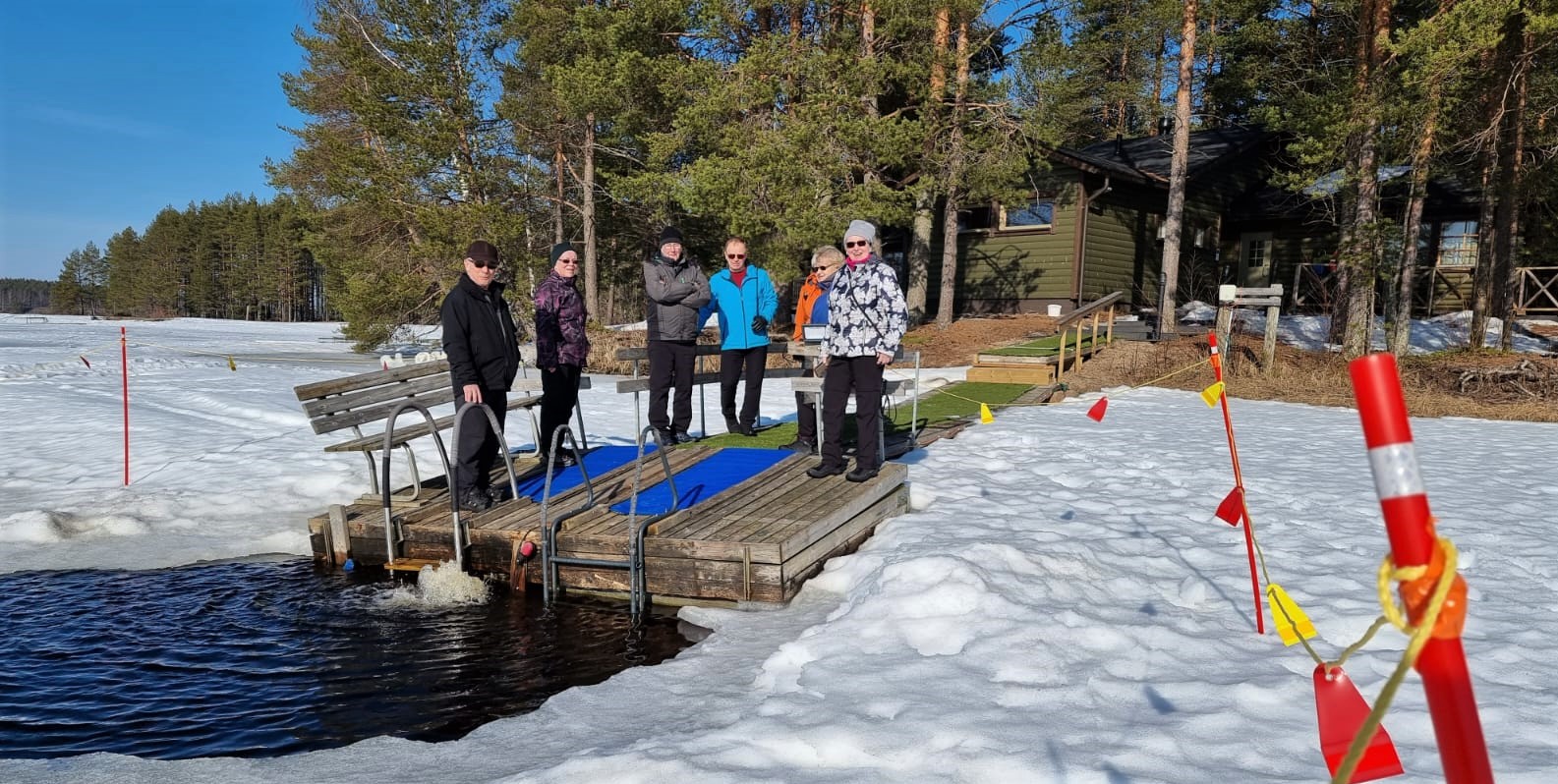 Tässä avannossa miehet ja naiset pulpahtivat saunomisen lomassa.