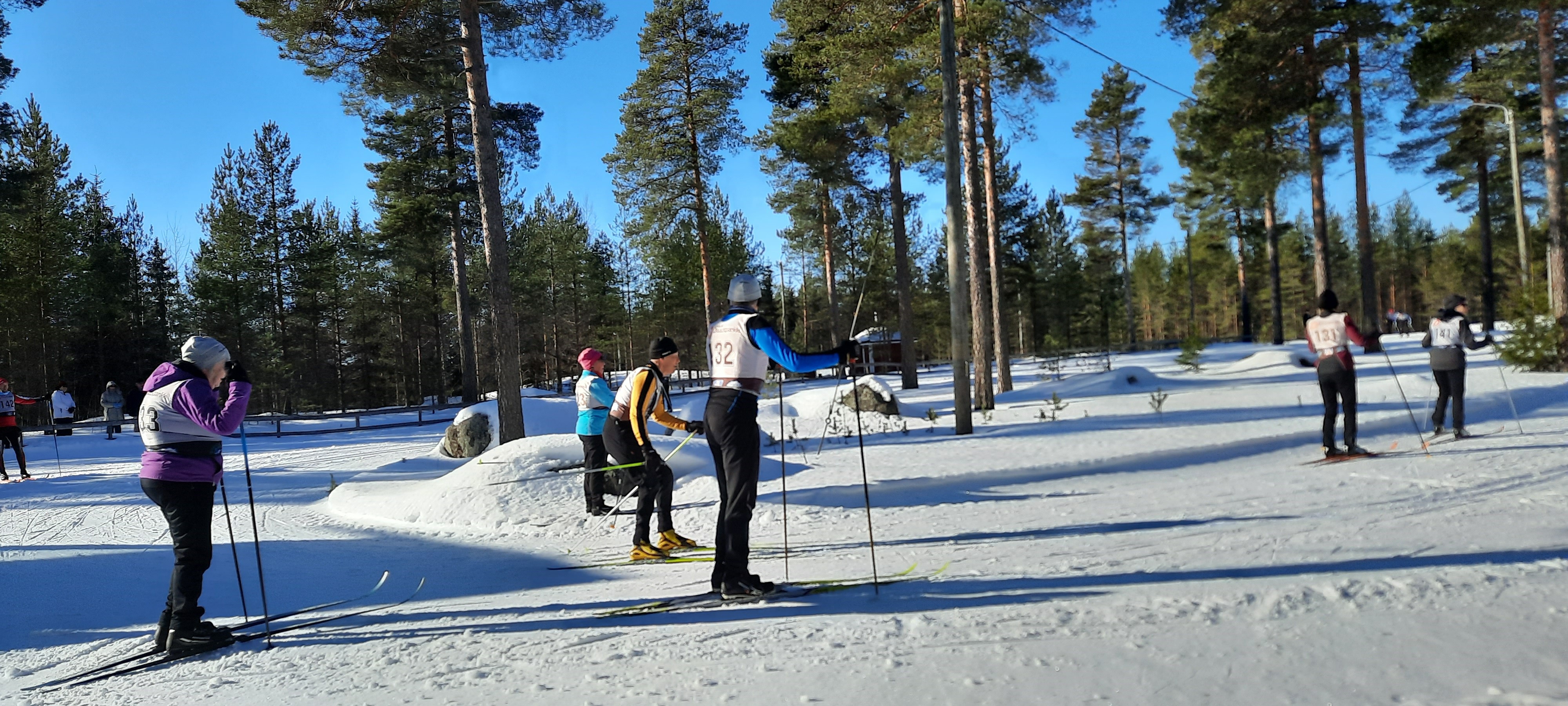 Hiihtäjiä, latu, lunta