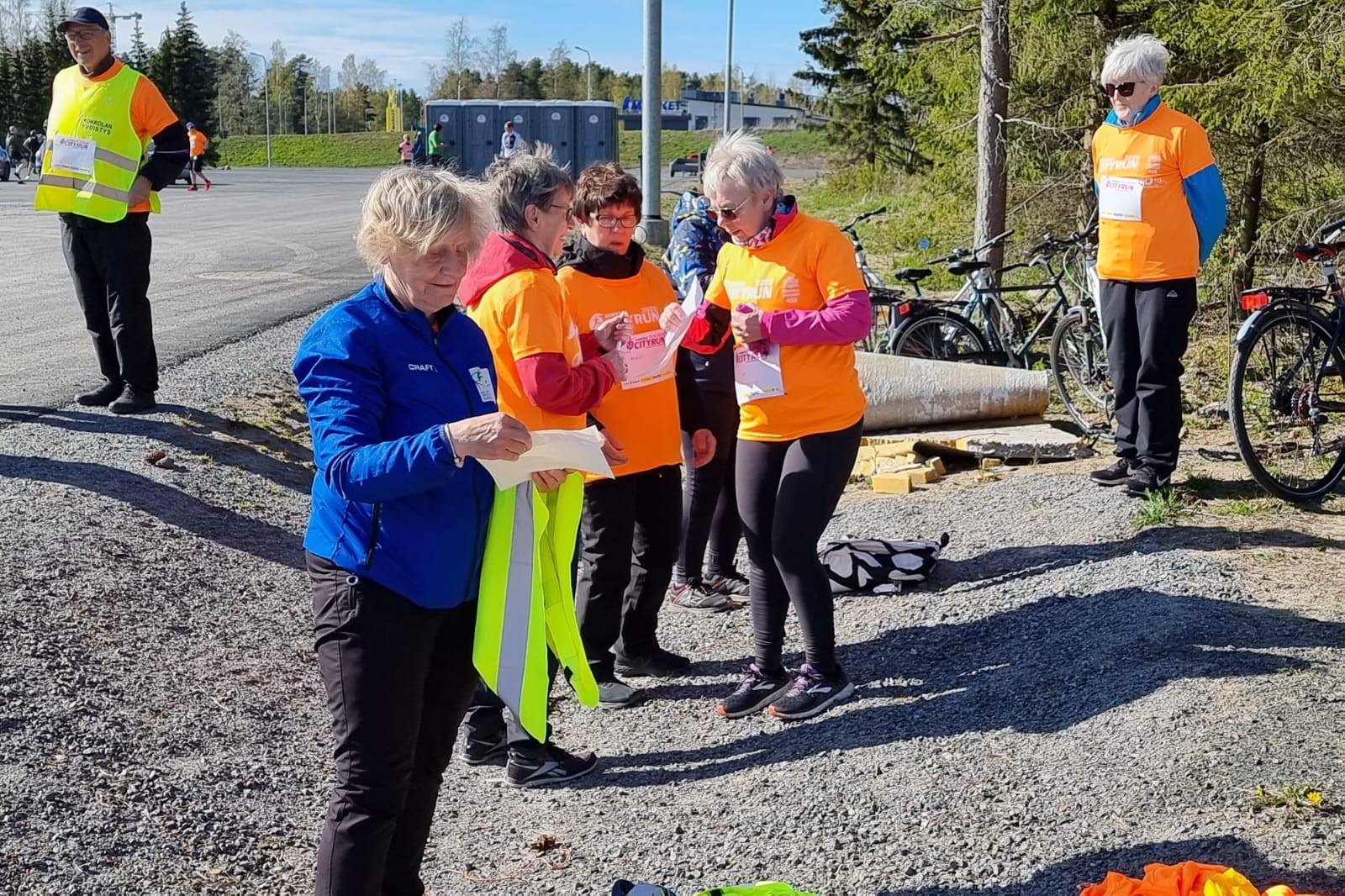 Valmisteluja, Riitta-Liisa Kankkonen jakaa liivejä ja paitoja.