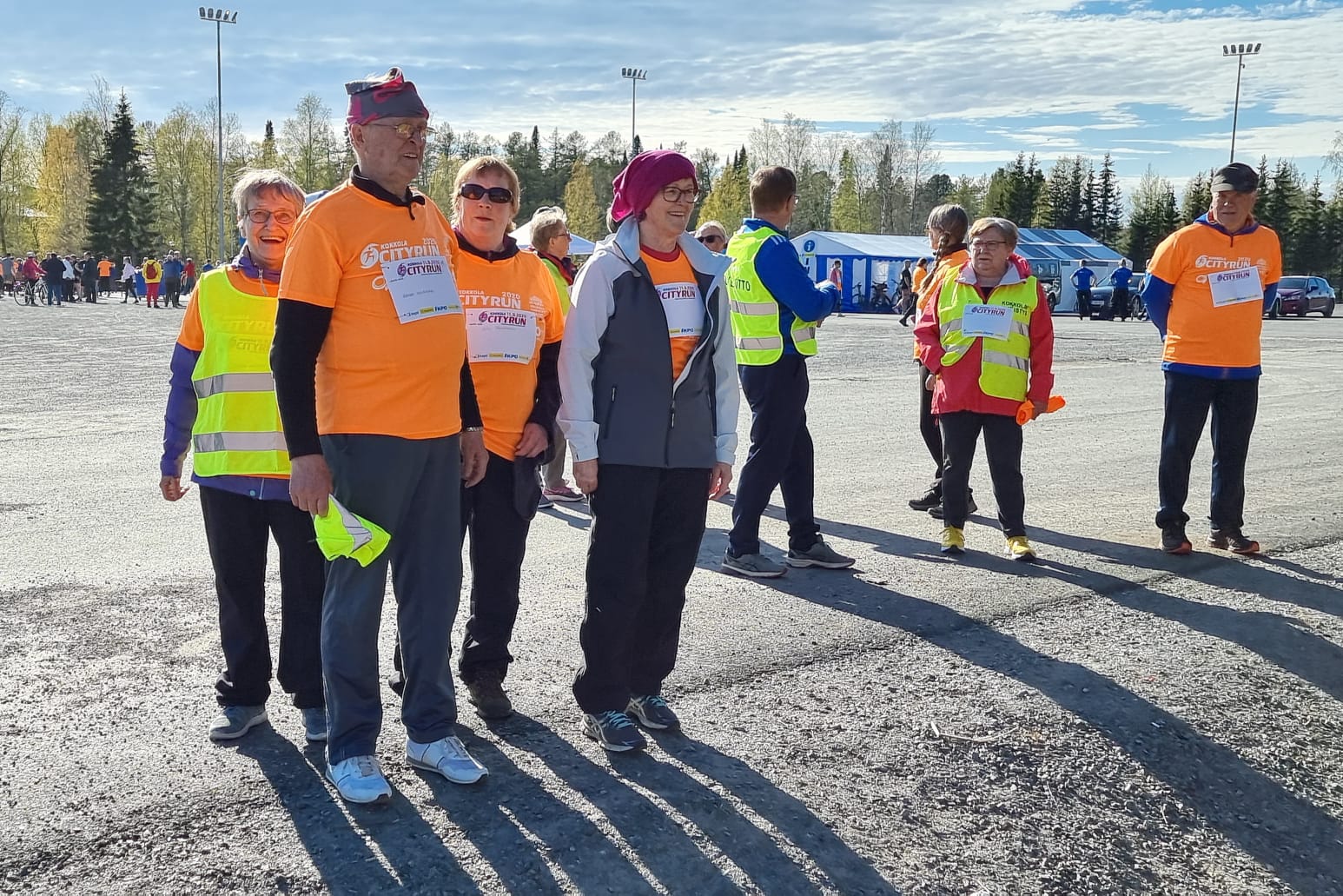 Lenkkiporukka: Sinikka Willman, Kauko Isosaari, Liisa Parkkonen ja Maija Mattila. Taustalla Sirkka Heikkilä ja Seppo Lamminen.