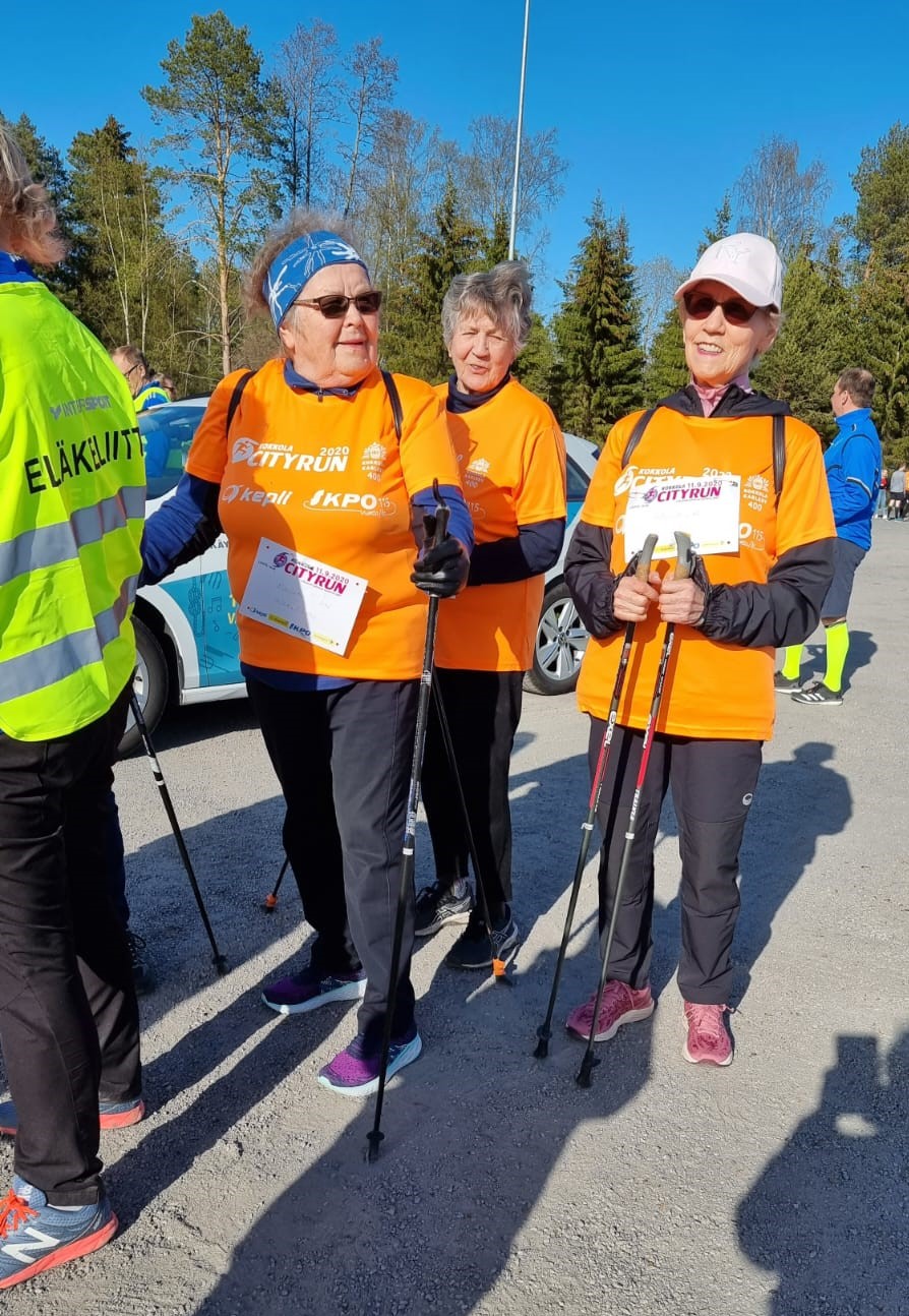 Lähtöasemissa Marjatta Tjäru, Marjatta Määttälä ja Leena Hautala.