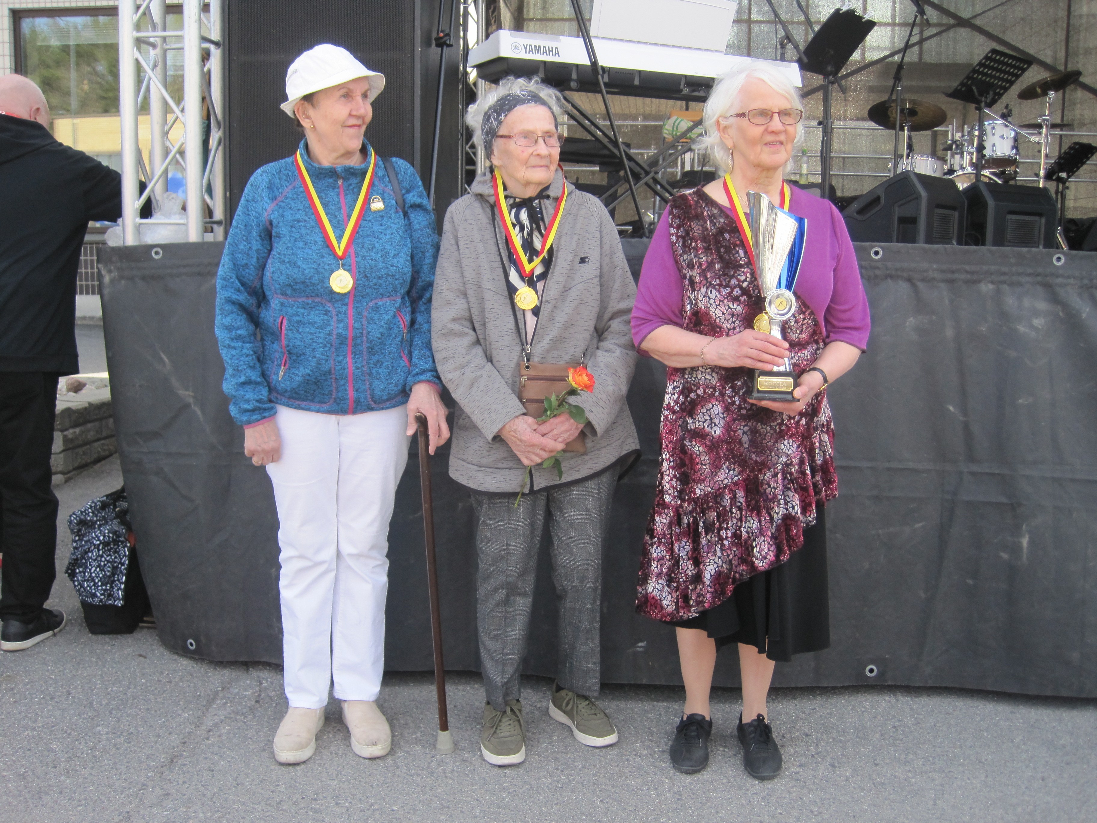 Yhdistyksen naisjoukkue voitti eläkeläisjärjestöjen Piikkiö Päivän kisan. Kuvassa Ulla Aunio, Raila Hakala ja Marjatta Turakainen.