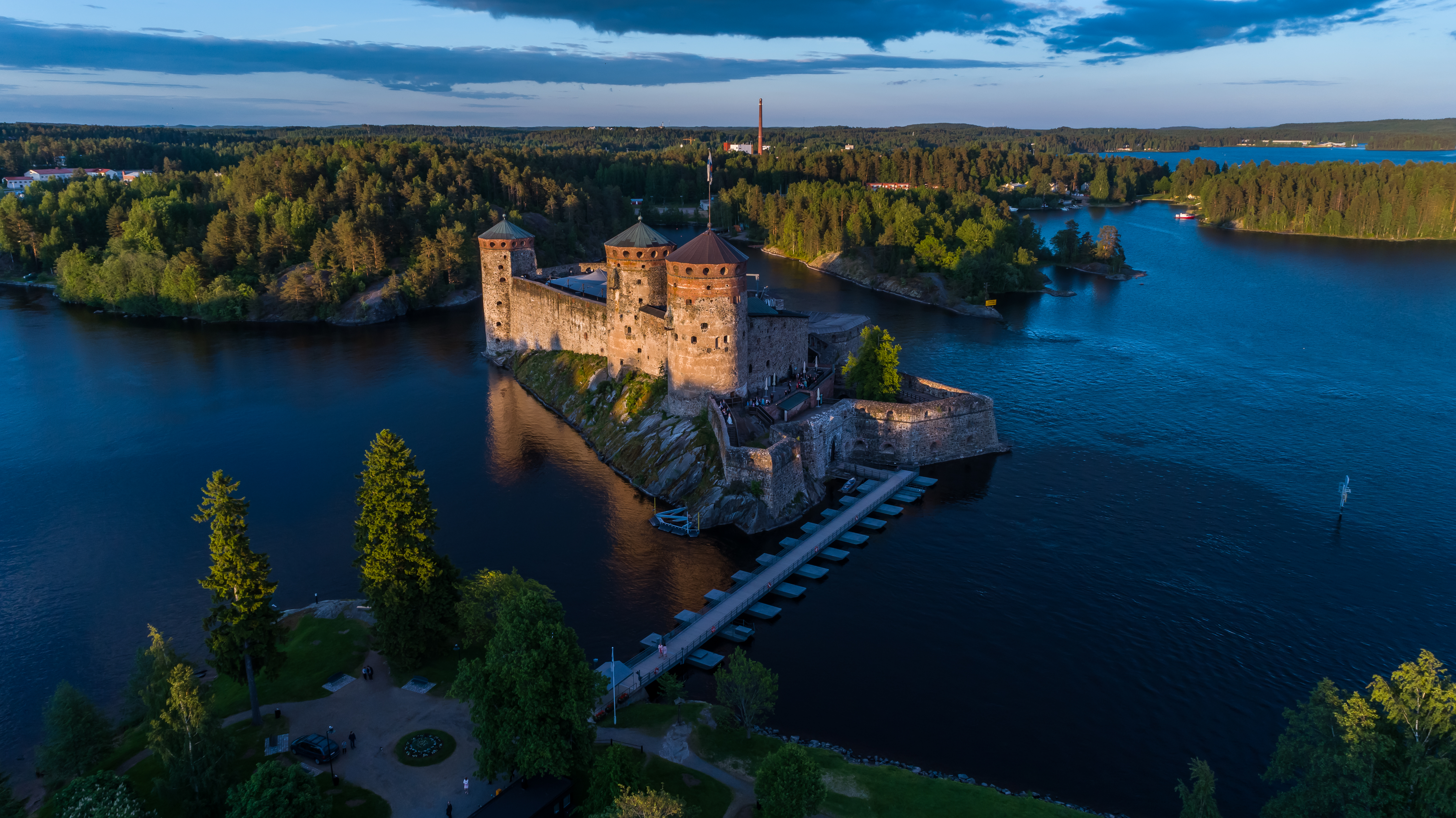 Olavinlinnan kesäisessä maisemassa