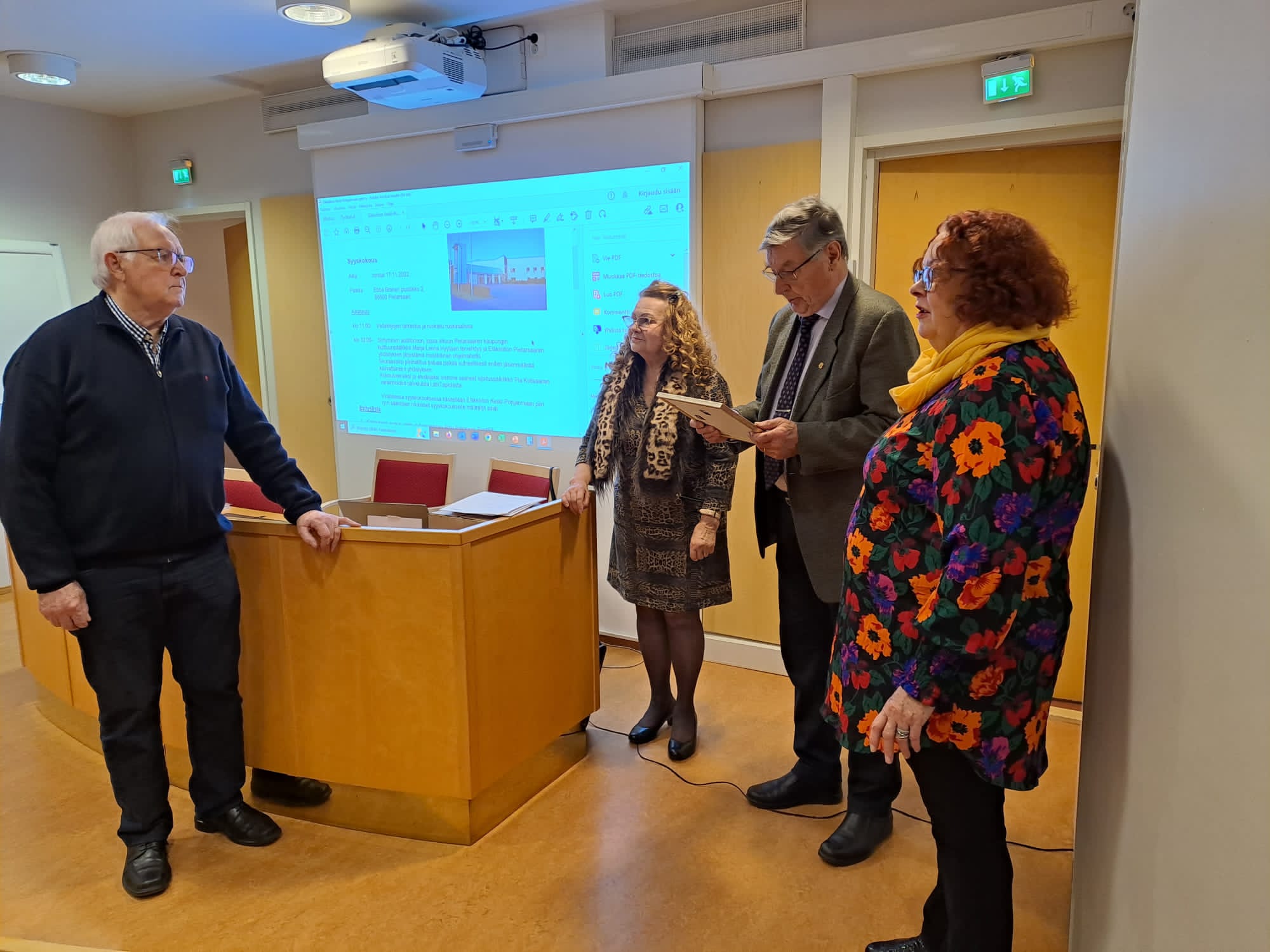 Pentti Silvennoinen vastaanottaa piirihallituksen kannustuspalkinnon.