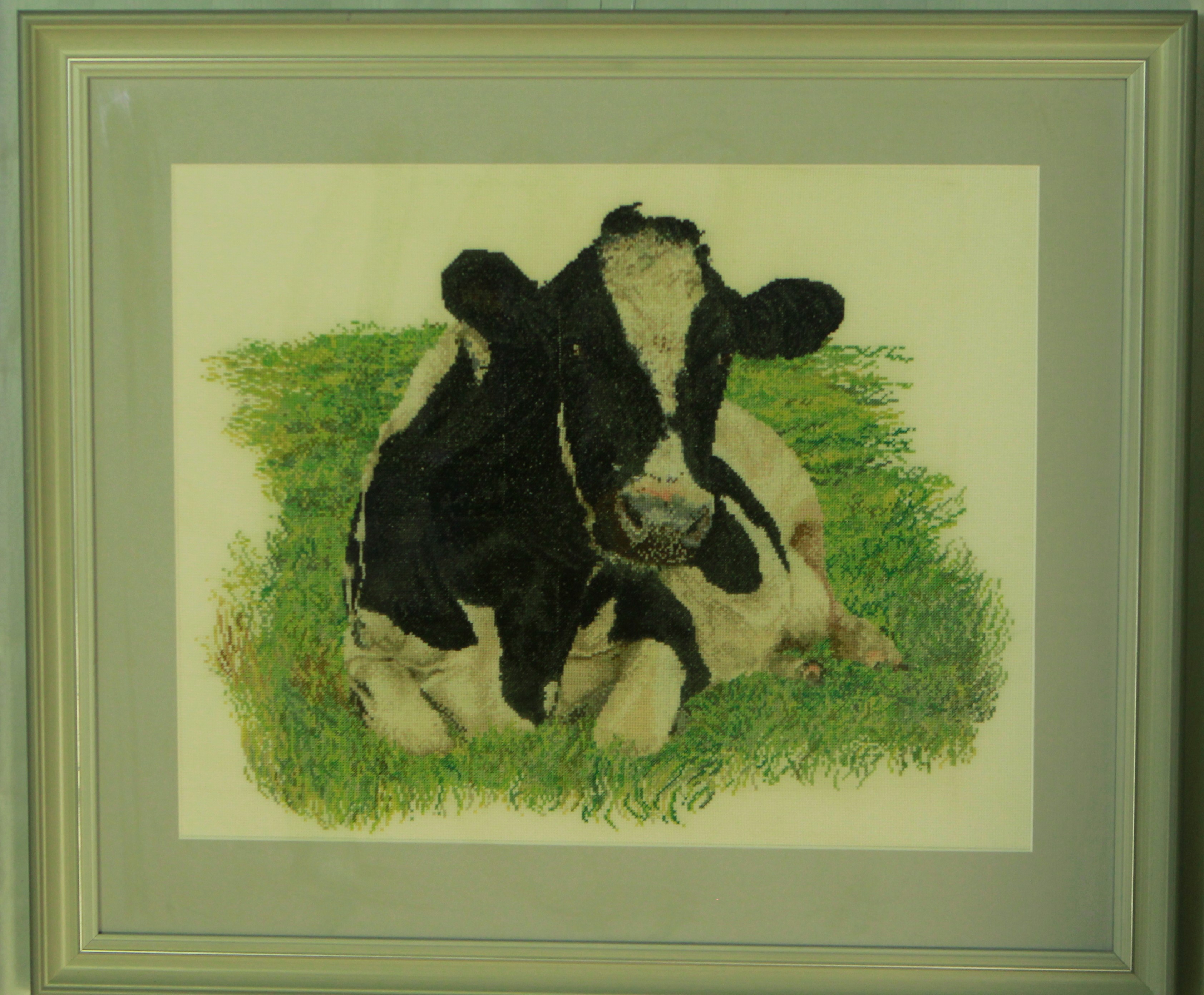 Lehmä, ristipistotyö, seinätaulu