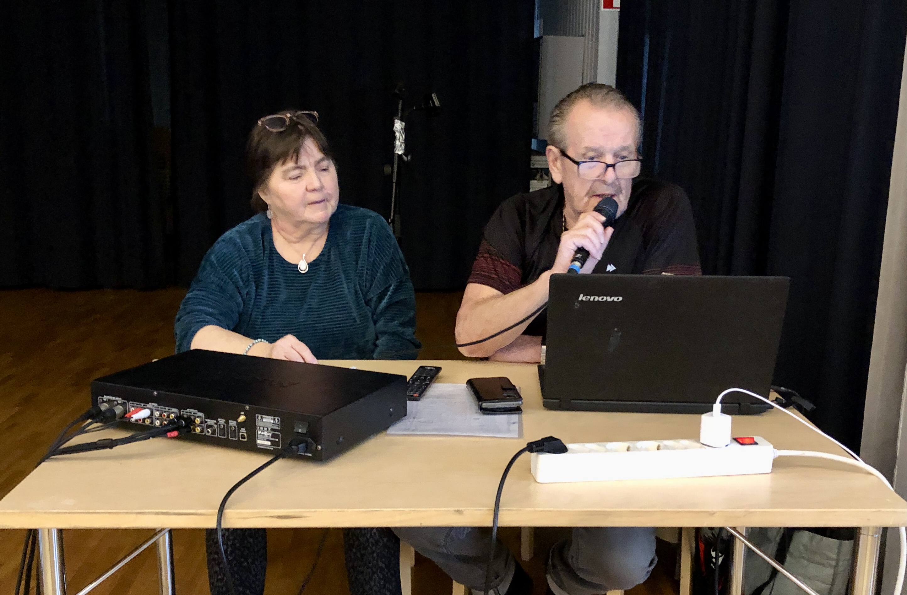 Raija ja Urho Vilmunen huolehtivat karaokelaitteista