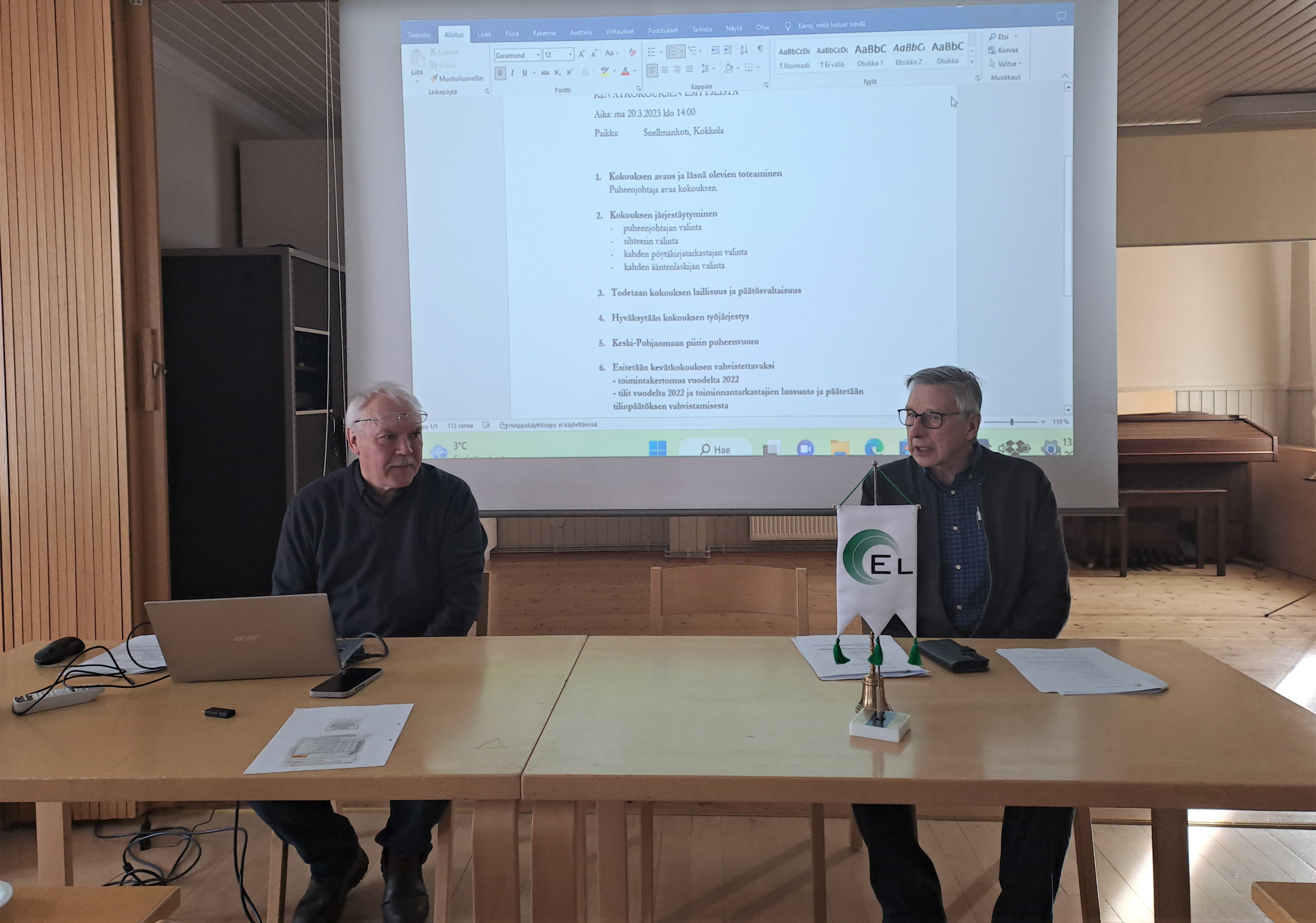 Yhdistyksen sihteeri Seppo Lamminen ja pj Mikko Känsälä valmistautumassa kokoukseen.