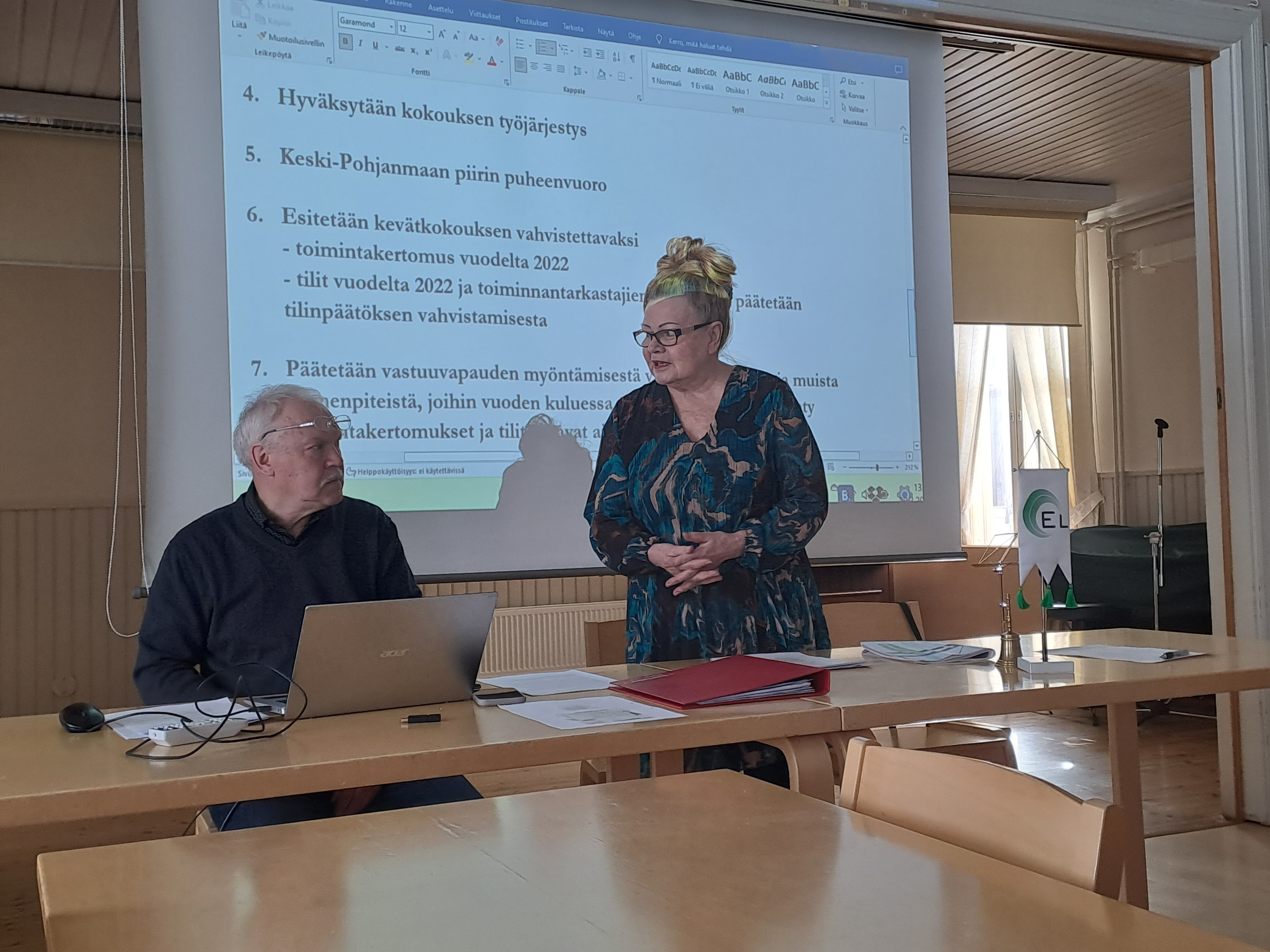 Toimintakertomuksen esittely Seppo Lamminen, vierellä Taina Alanko