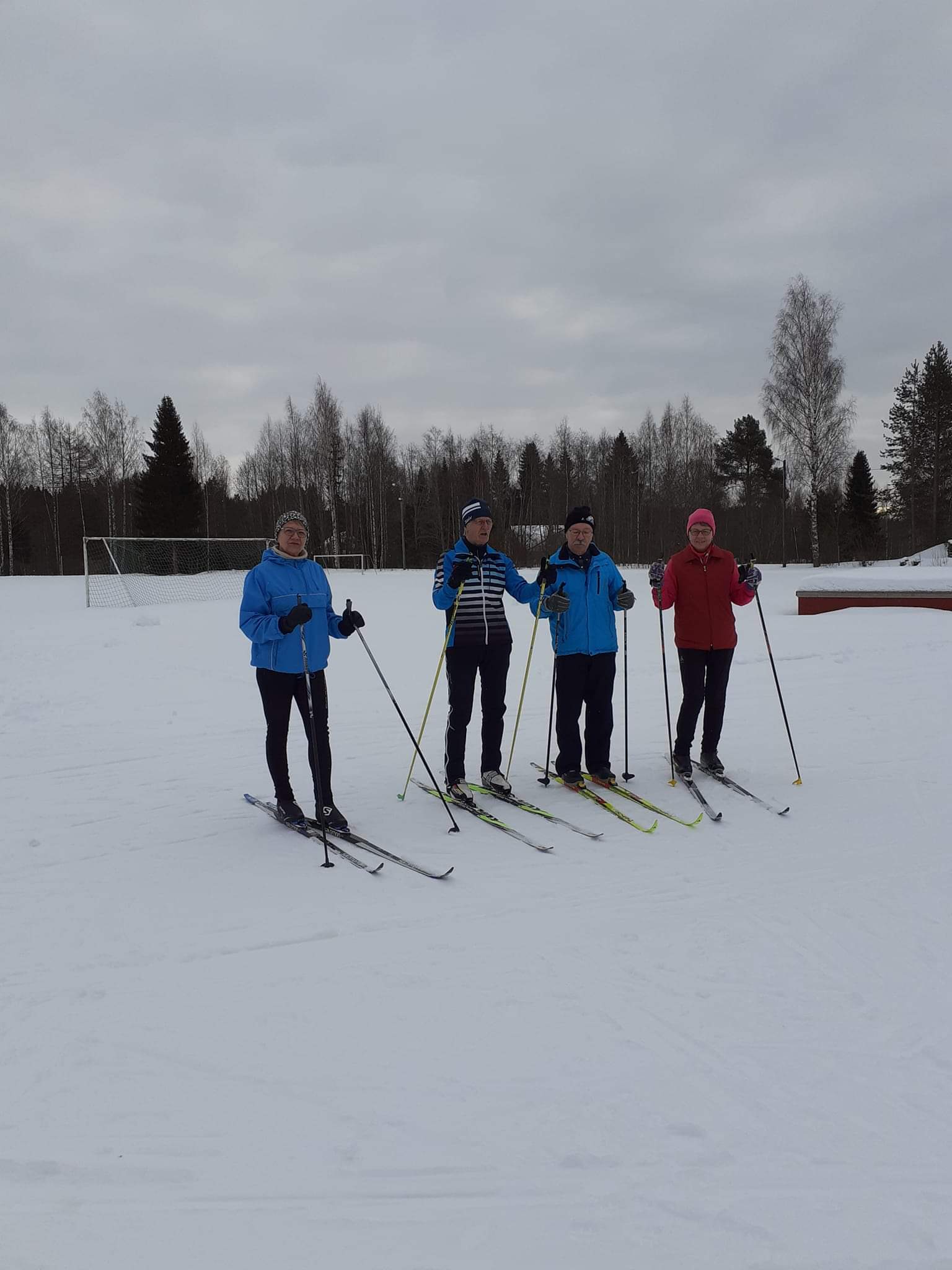 Pielaveden yhdistyksen tapahtumassa kerrytettiin kilometrejä suksien...