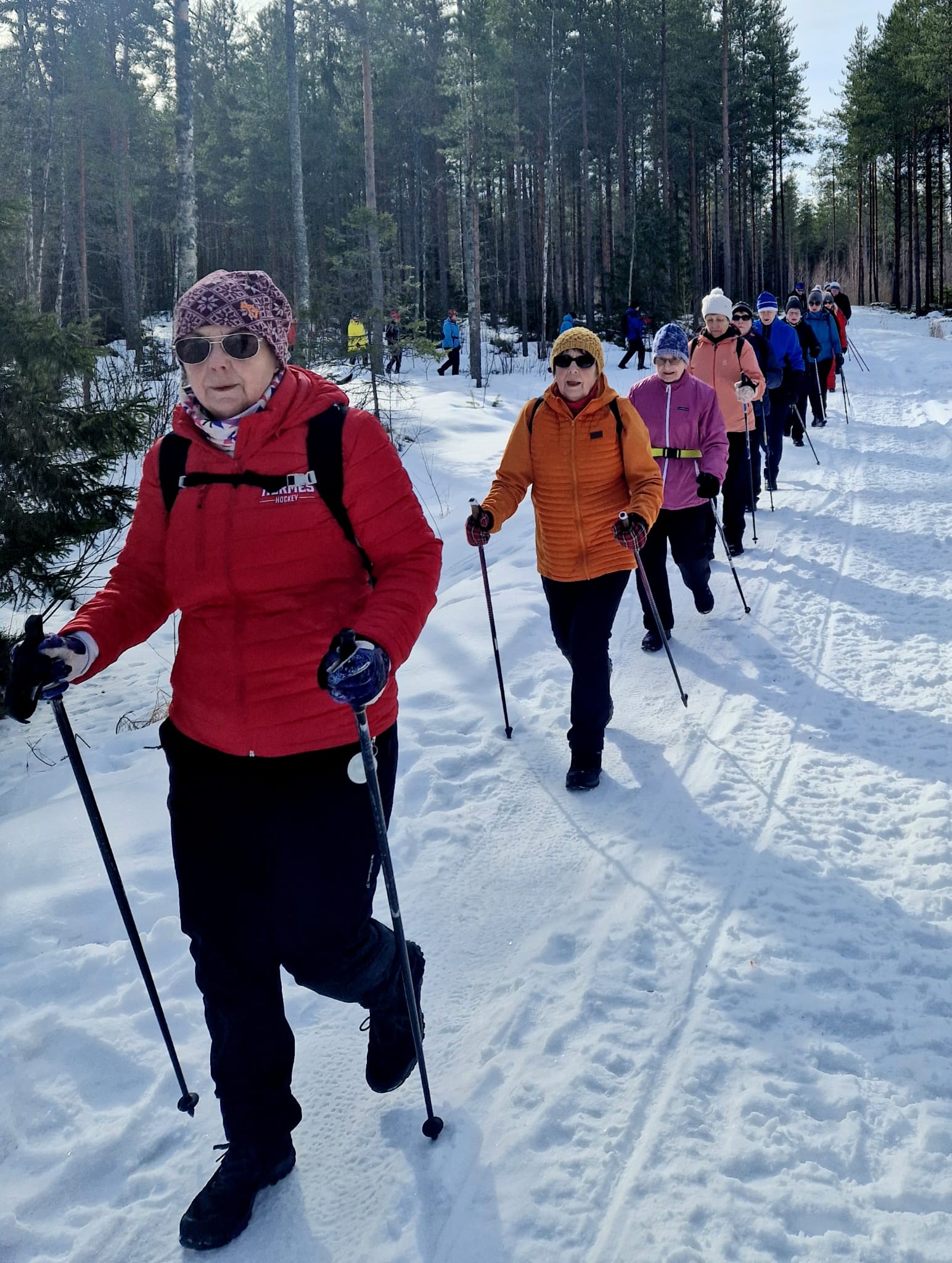 Susanne ohjauksessa edettiin. Pirjo huolehti letkan perässä, että kaikki pysyivät mukana.