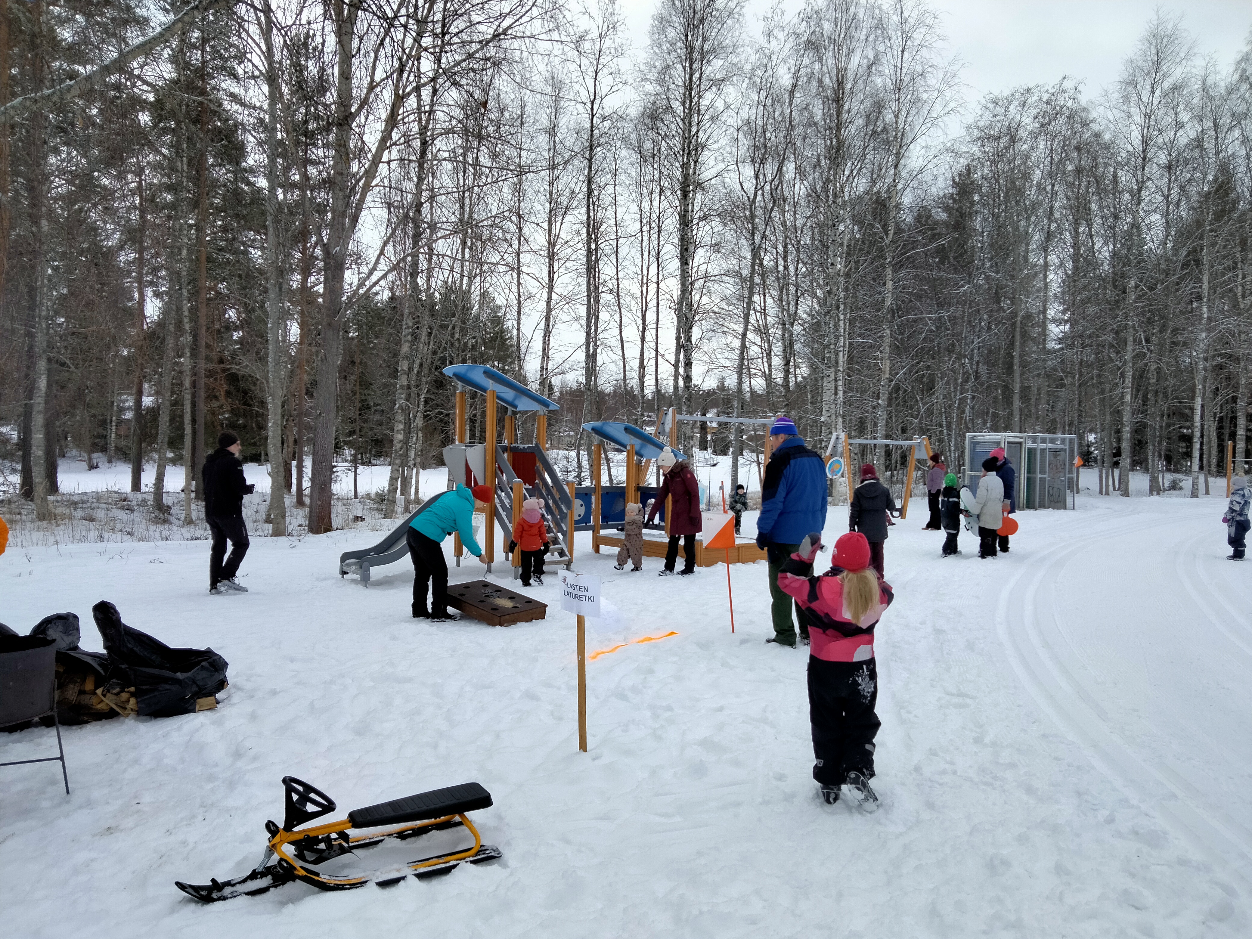 Päivän sisältönä oli lasten laturetki ja aikuisille oli tehty upeita latuja Tarhian jäälle. Lisäksi oli tapahtuman ajaksi laitettu jäälle napakeinu, joka saavutti valtaisan suosion. Iso pylly mäki ja erilaisia sekkailuratoja ja suunnistustehtäviä oli rakennettu. Pari tulipaikkaa kuumine mehuineen ja makkaroineen antoivat puhtia päivään. Lapset saivat kunniakirjat osallistumisesta tapahtumaan.