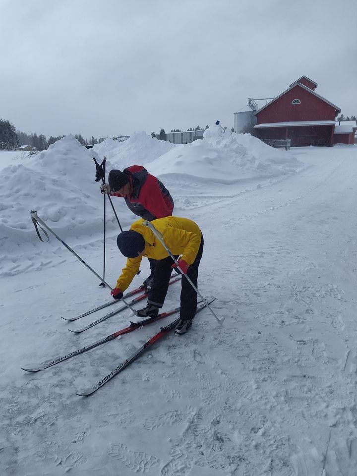 Eläkeliiton Askolan Yhdistyksen hiihtopäivä järjestettiin perinteisesti tilallinen Olavi Inkilän mailla.