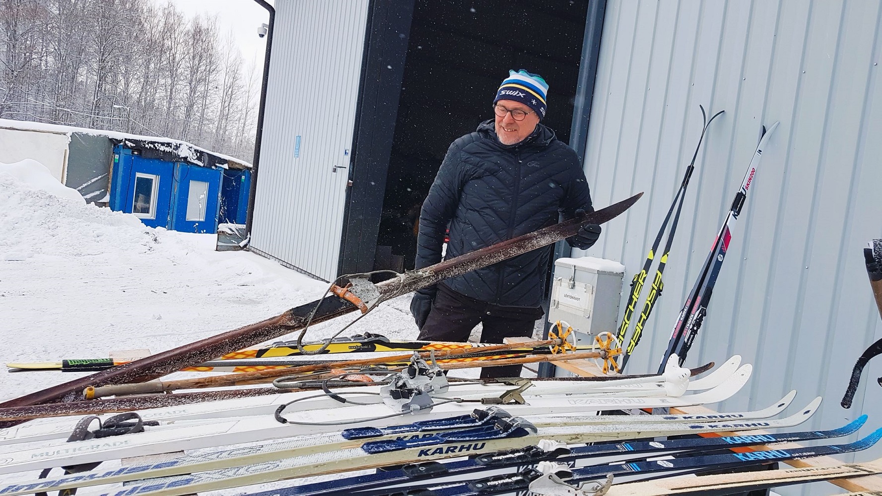 Sivakoita vuosikymmenten takaa. Tapio Mäkelä ihastelemassa. Suksinäyttelyn on koonnut Seppo Kuparinen.