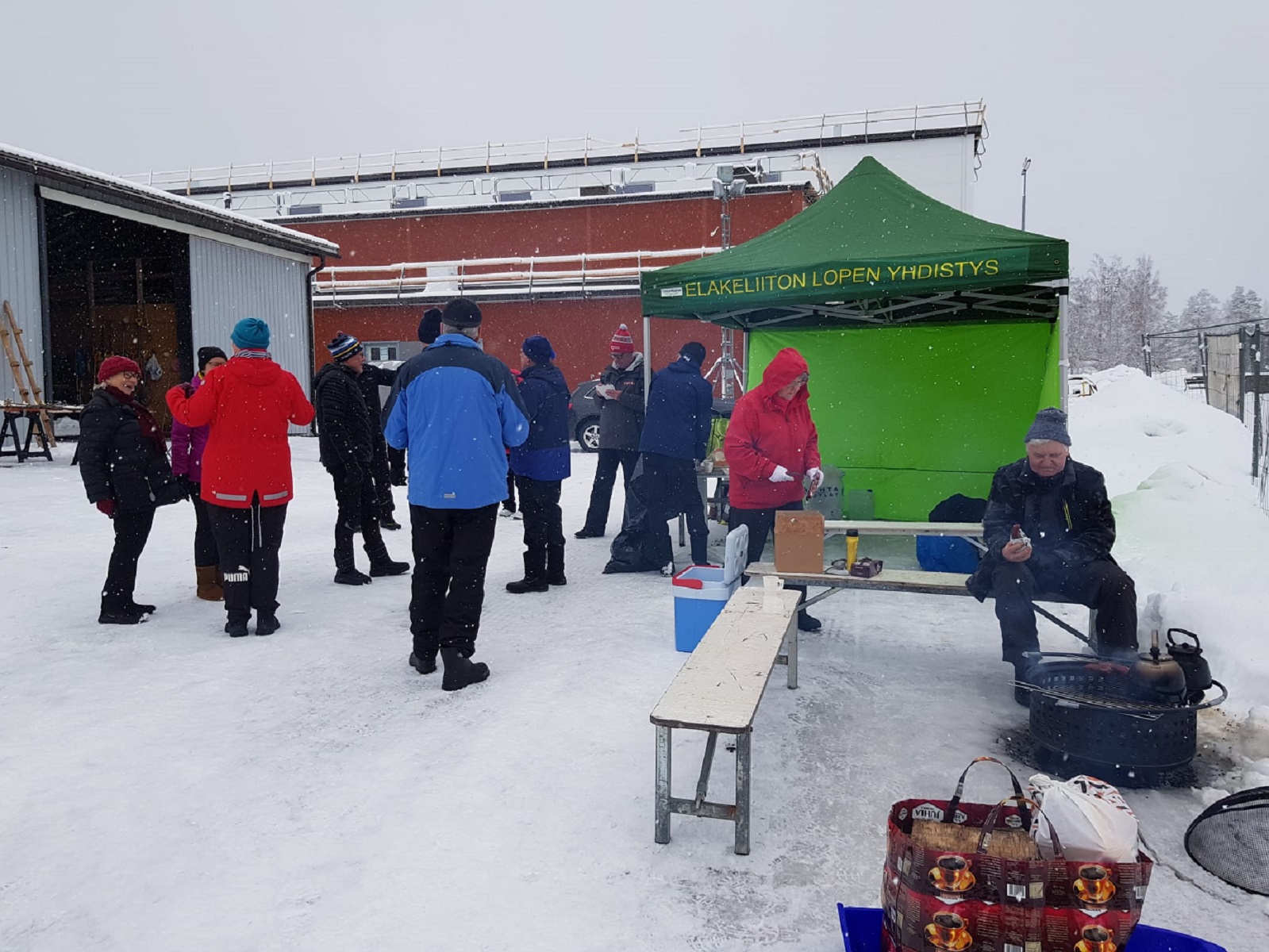 Huoltopaikalla on vilskettä. Emännät ovat laittaneet kuumaa mehua, pullakahvit ja makkaran paistoa nuotiolla.