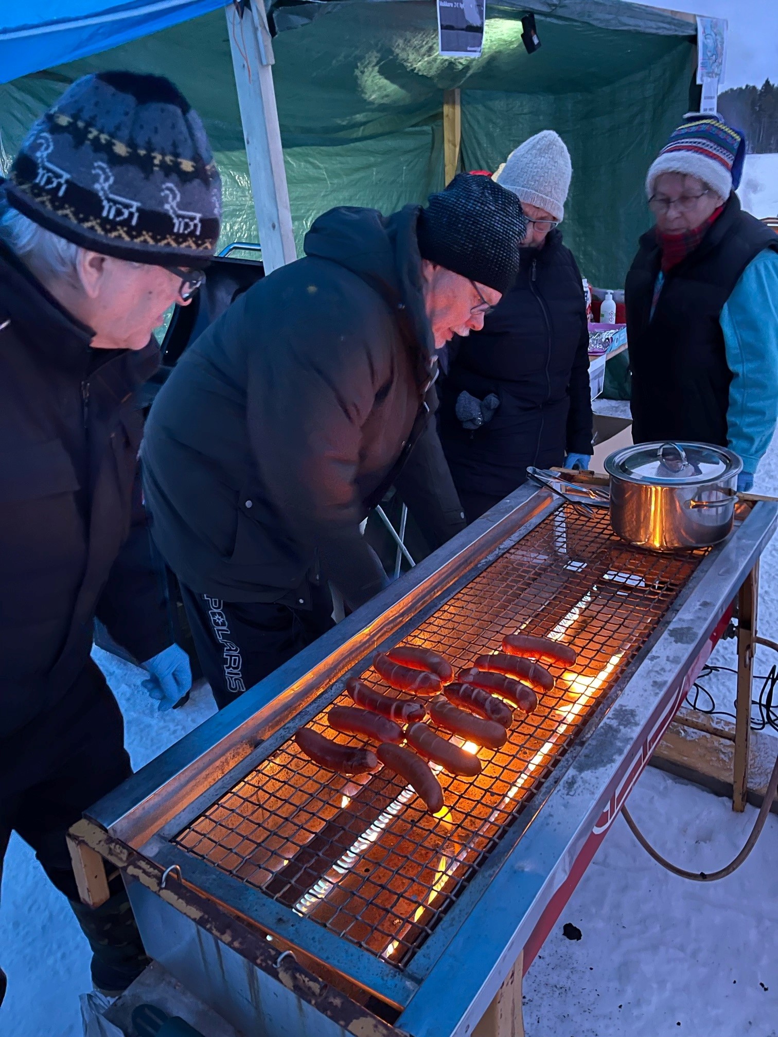 Paikalliset yritykset lahjoittivat makkarat ja mehut, joita tarjoiltiin maksutta hiihtäjille.